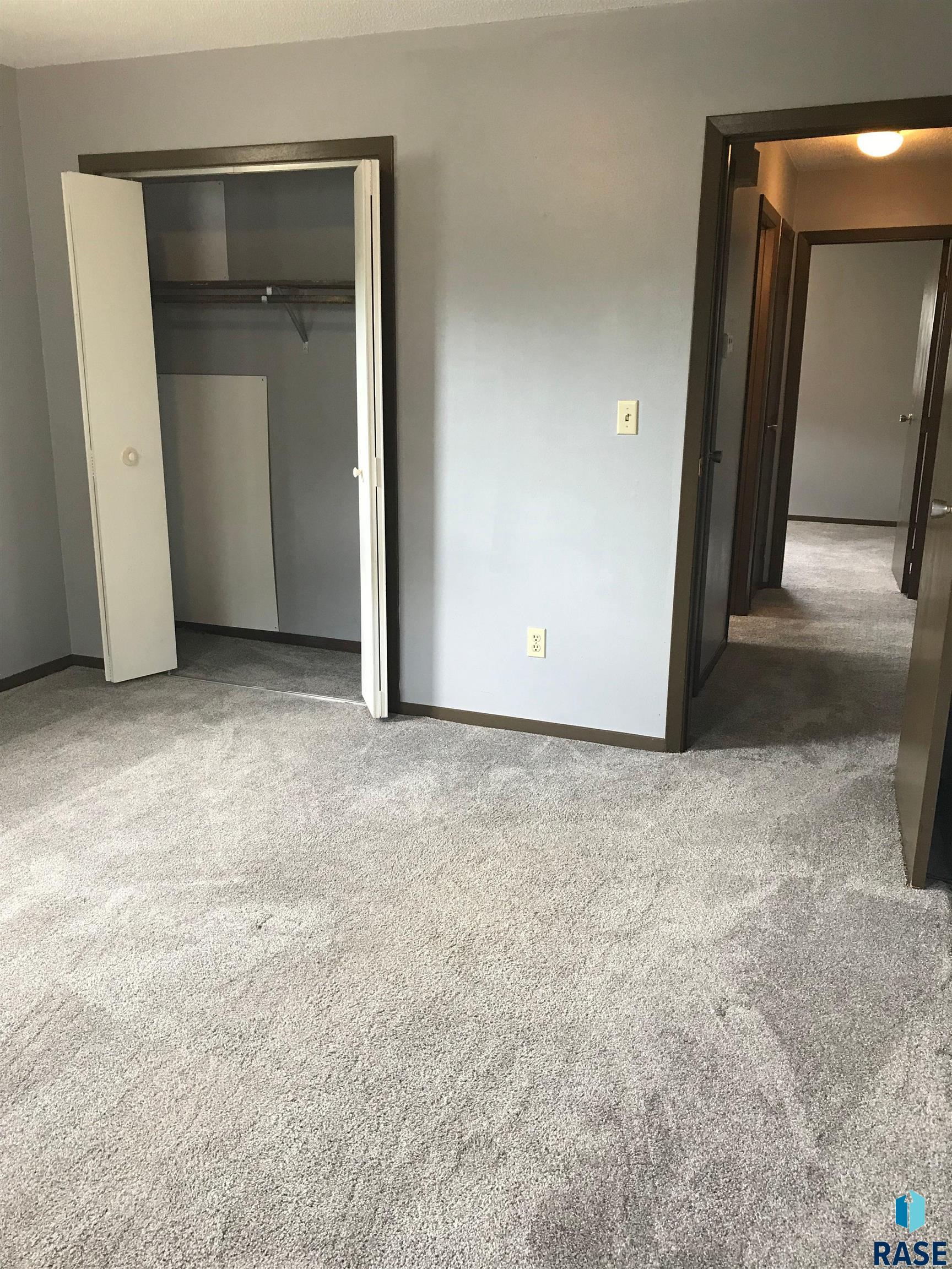 2704 E Pioneer Trl