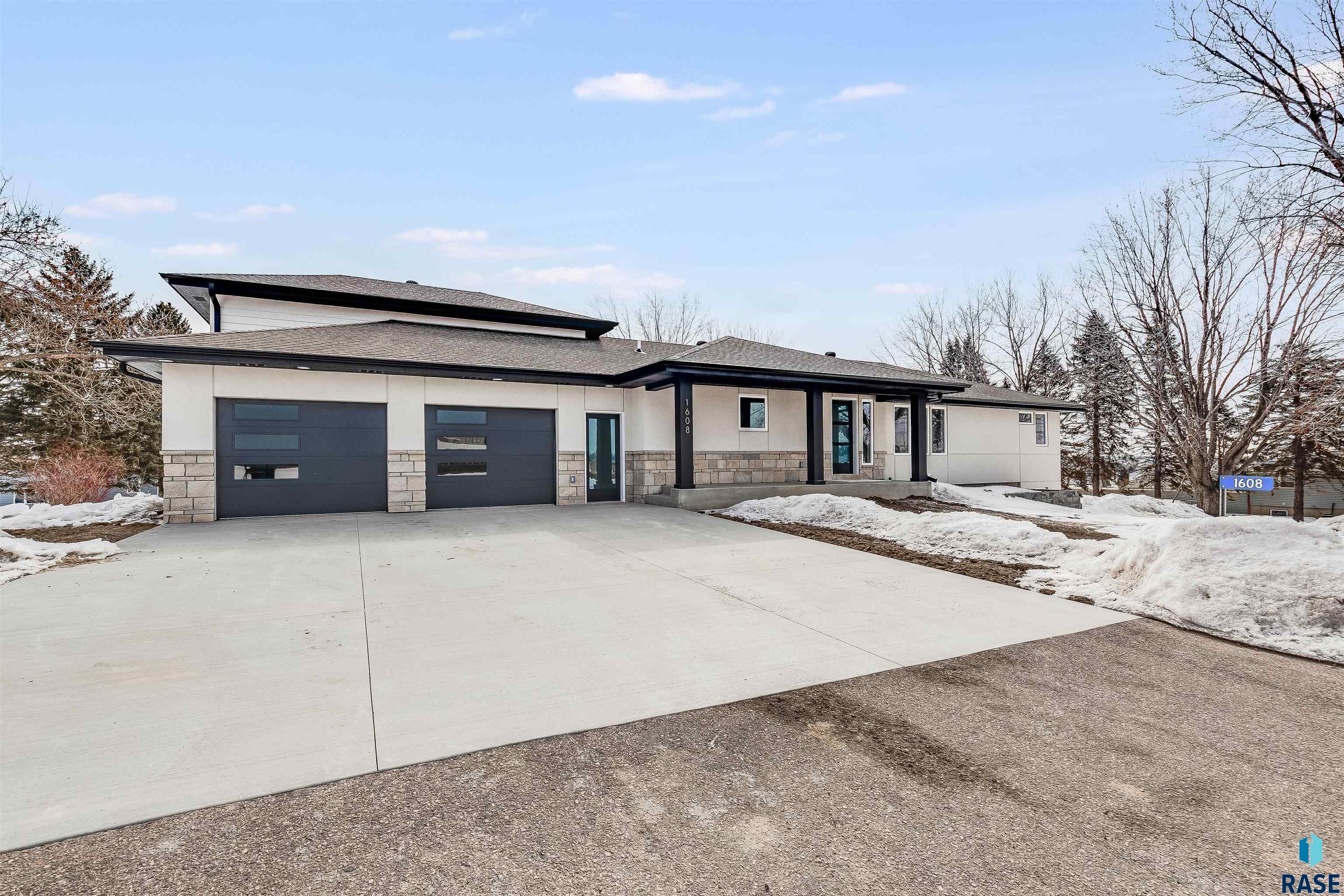 1608 S Powder House Rd Road, Sioux Falls, SD 57110