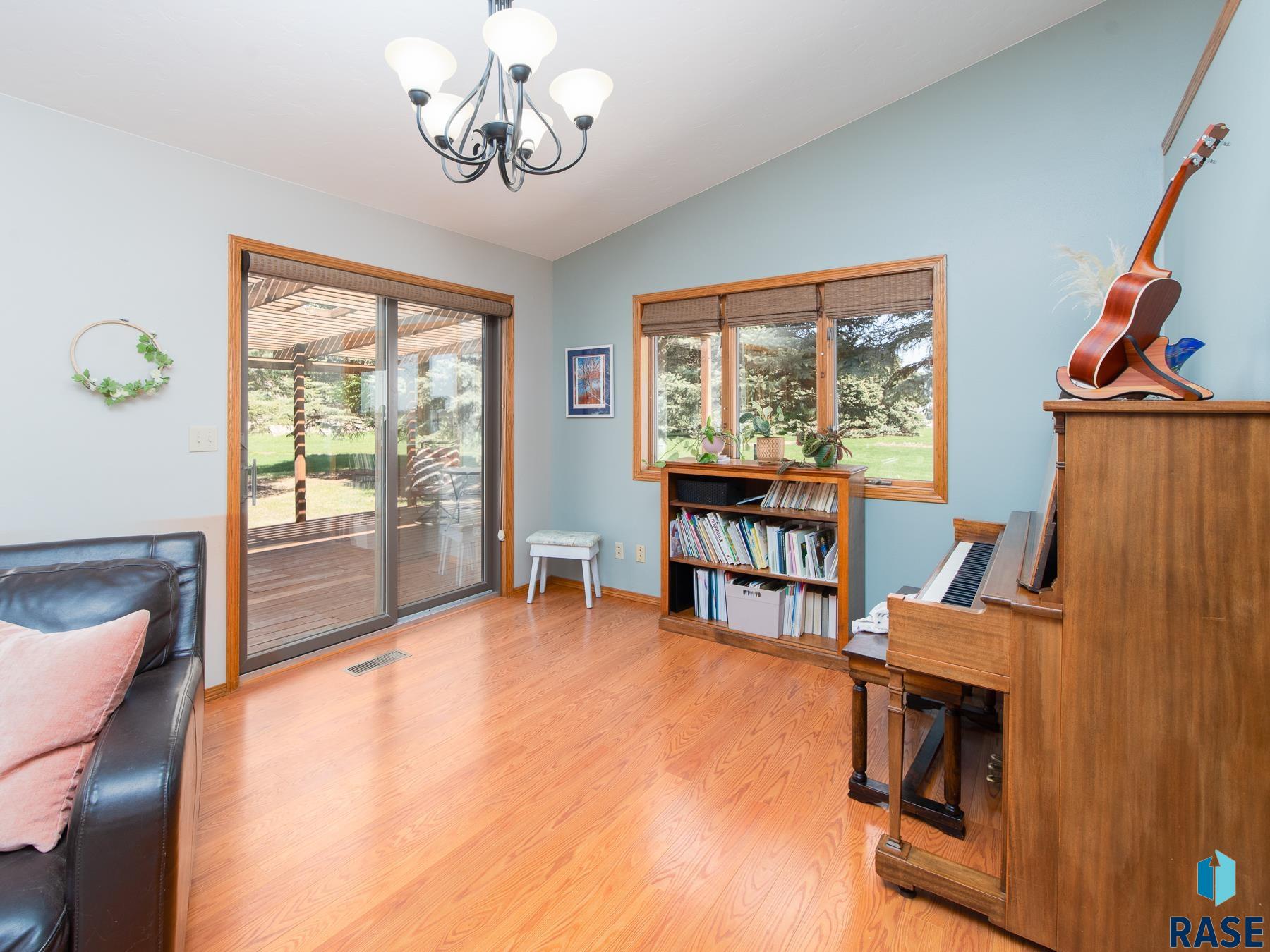 323 Douglas Dr