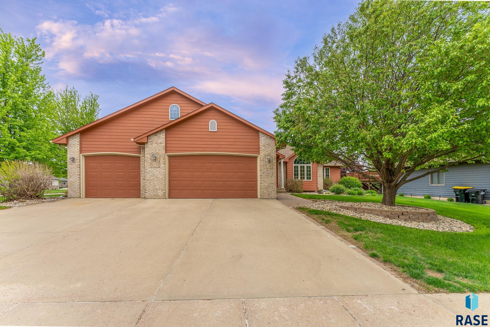 3201 S Bluegrass Ct