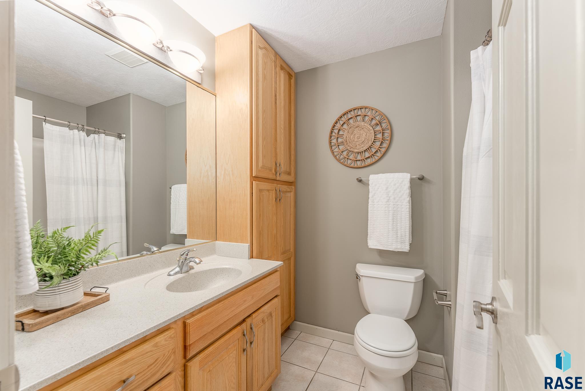 3201 S Bluegrass Ct