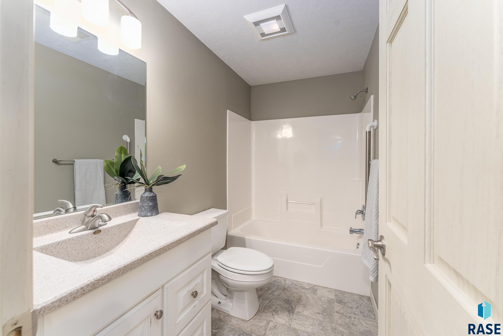 3201 S Bluegrass Ct