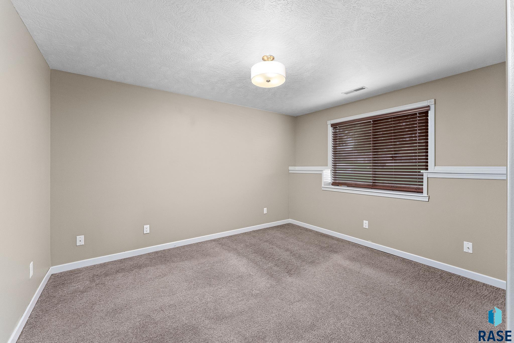 3201 S Bluegrass Ct