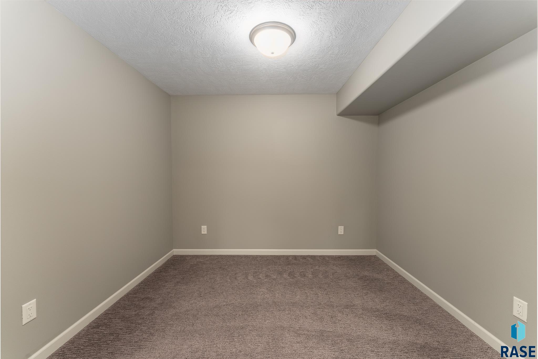3201 S Bluegrass Ct
