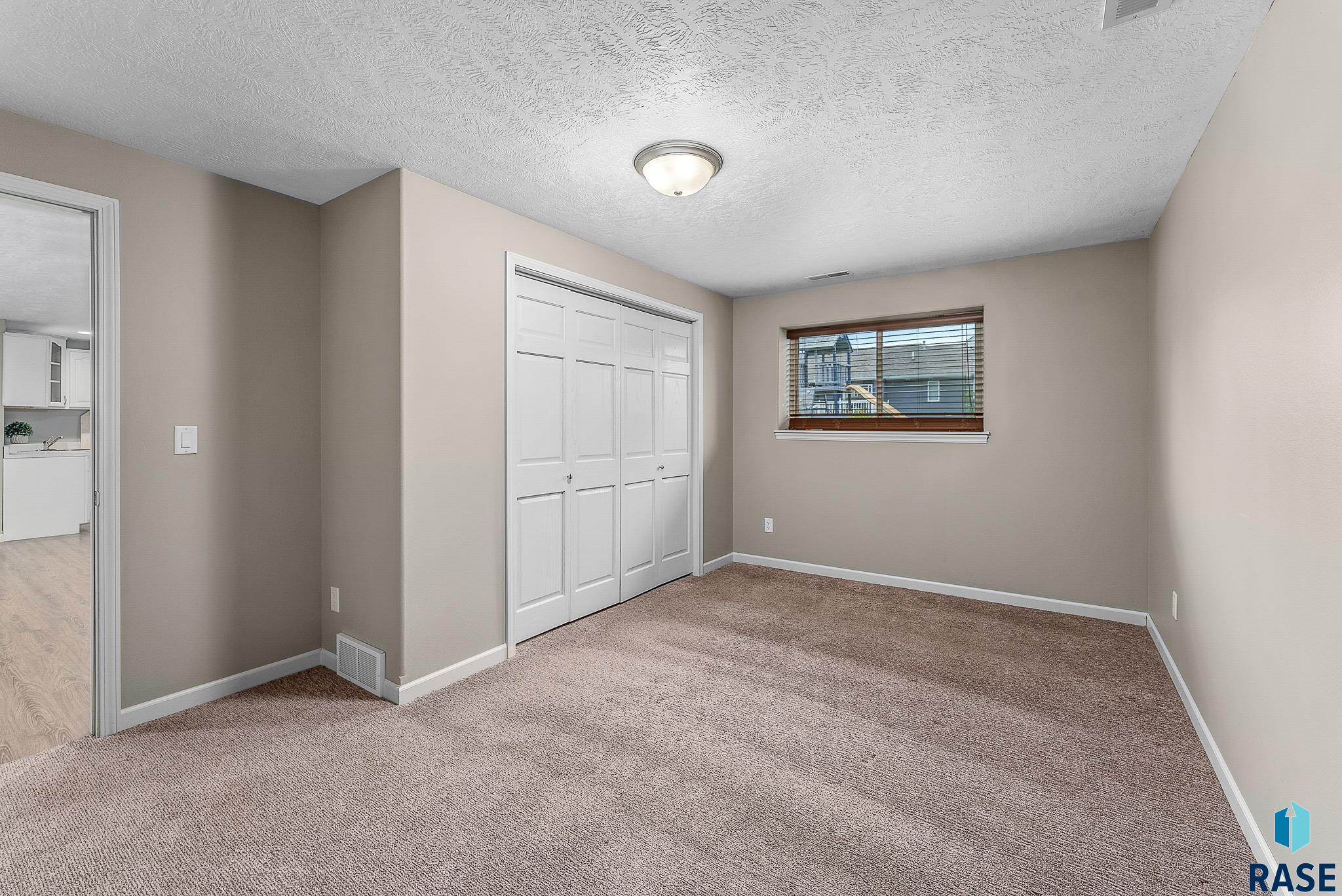 3201 S Bluegrass Ct