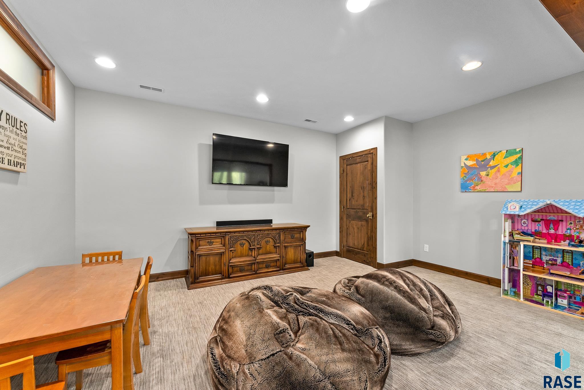 7301 S Burleigh Cir