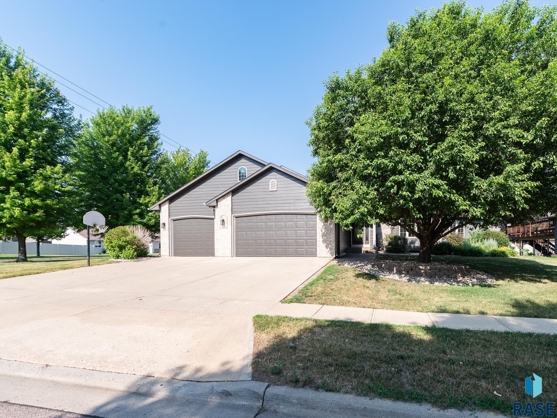 3201 S Bluegrass Ct