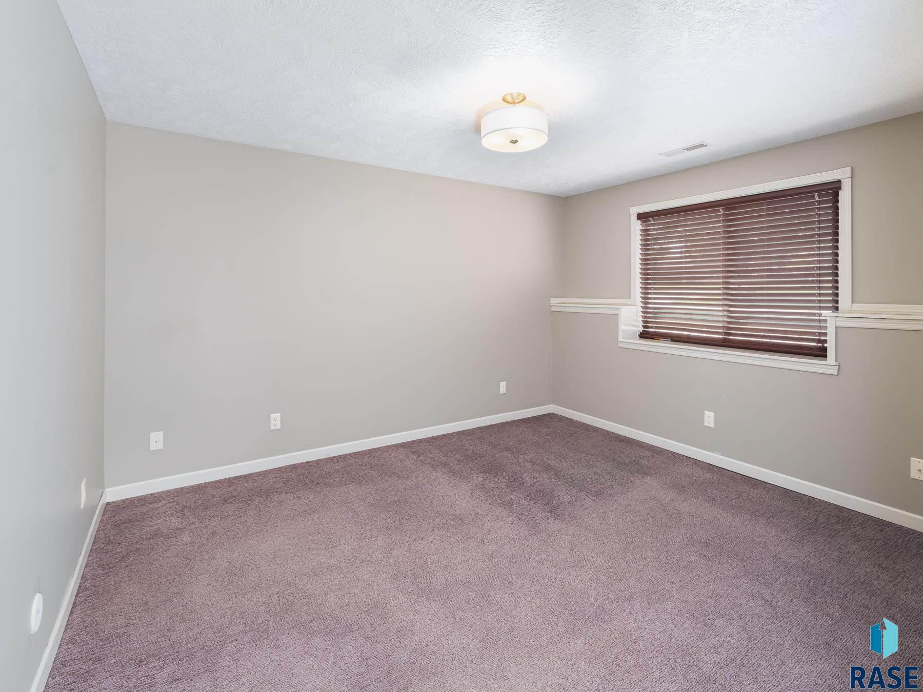 3201 S Bluegrass Ct