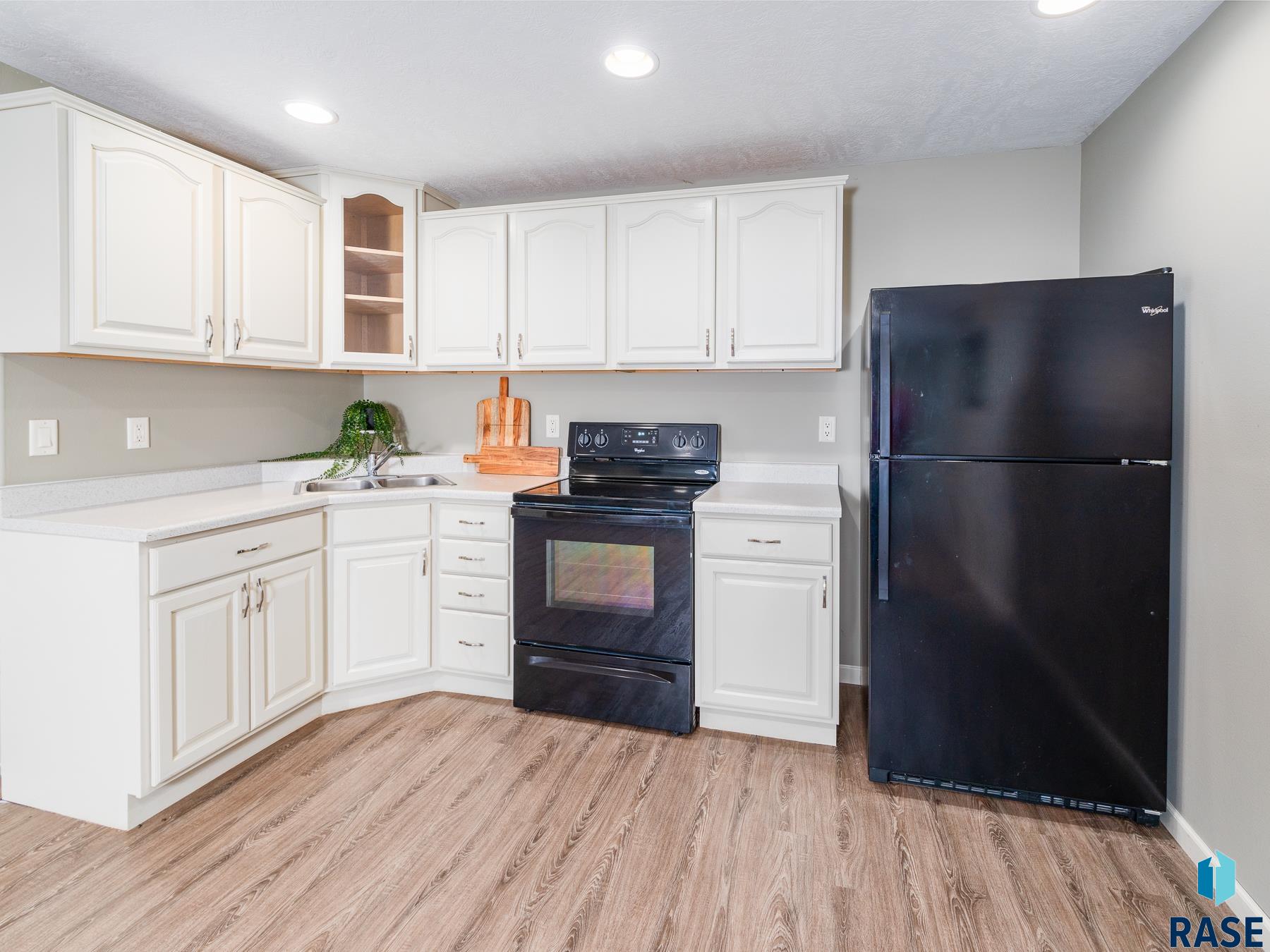 3201 S Bluegrass Ct