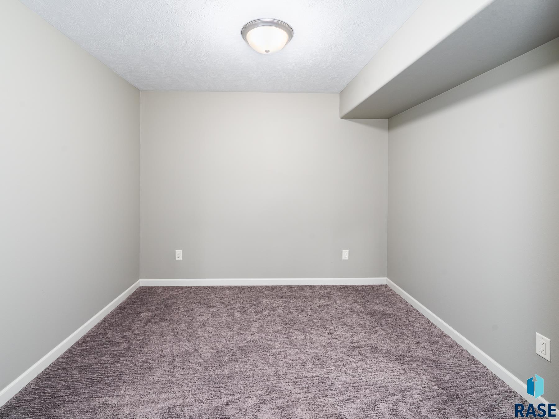 3201 S Bluegrass Ct