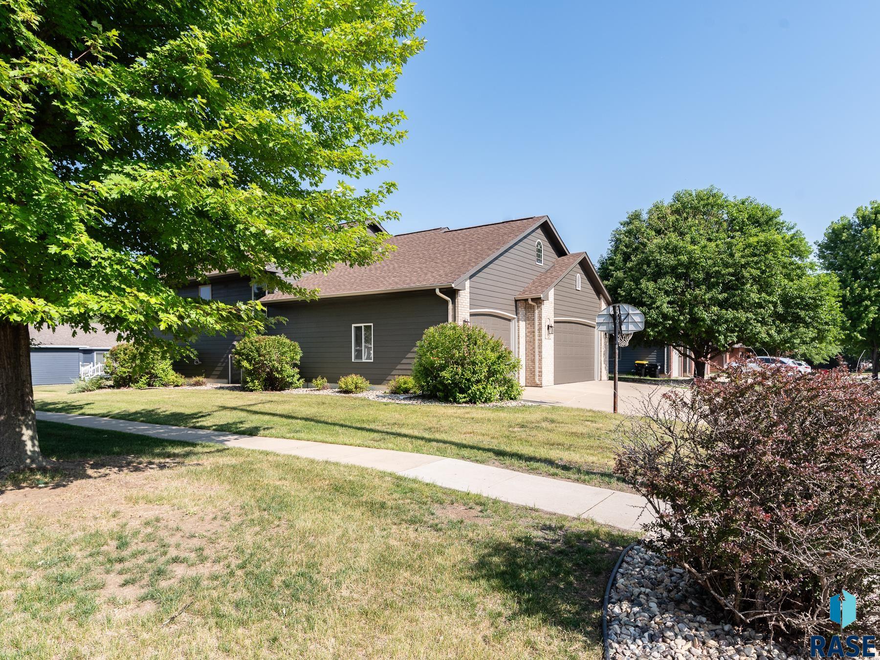3201 S Bluegrass Ct