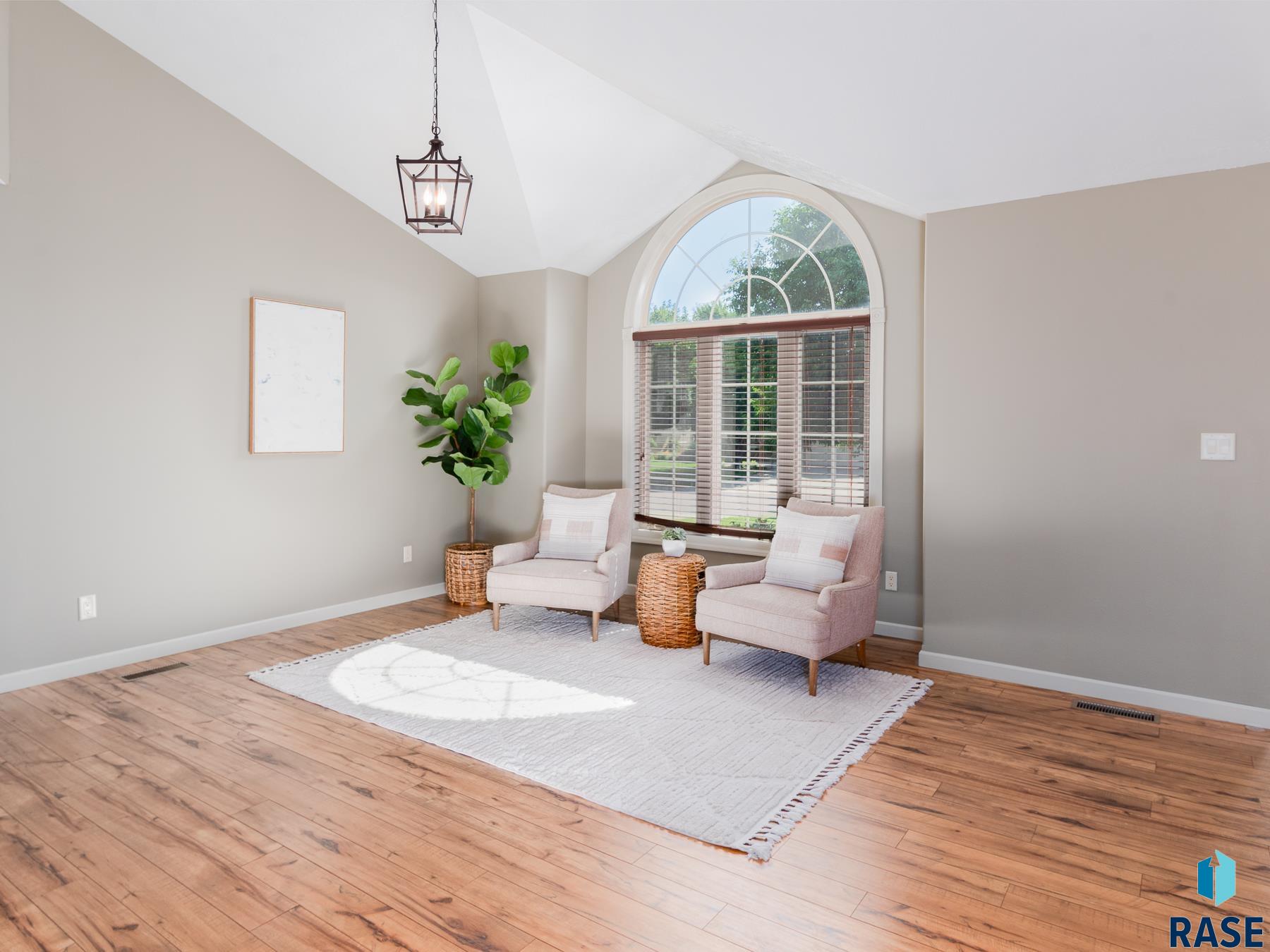 3201 S Bluegrass Ct