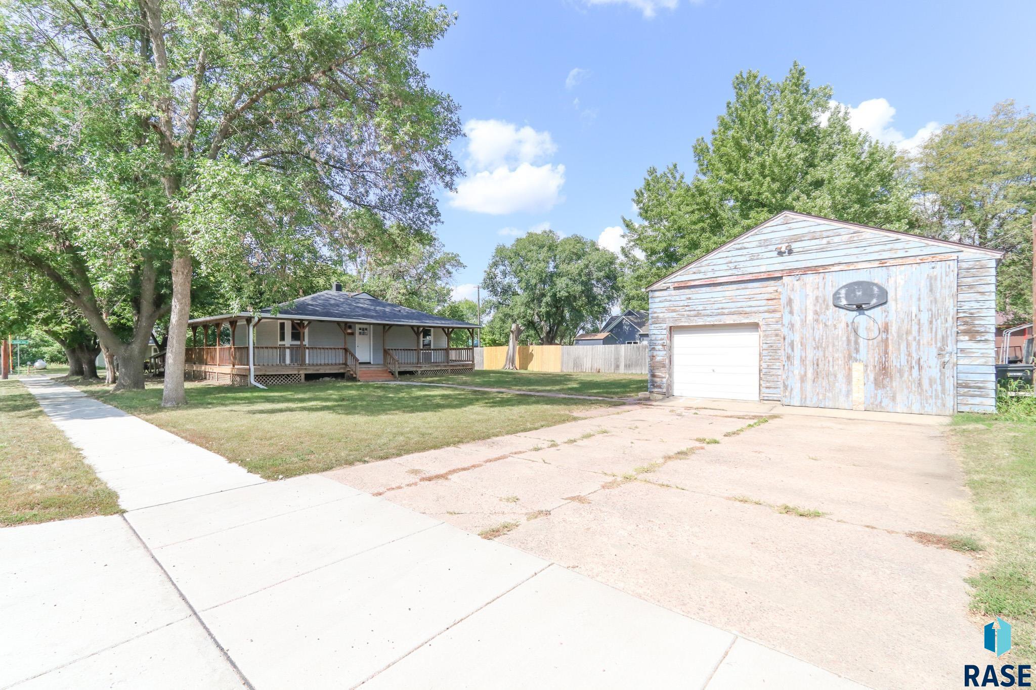 400 E 6th St