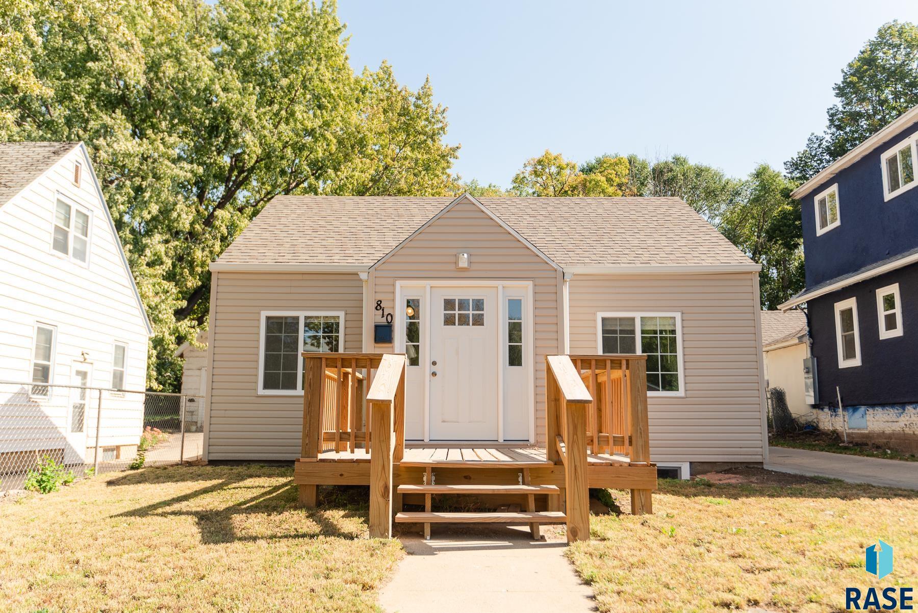 810 N Summit Ave