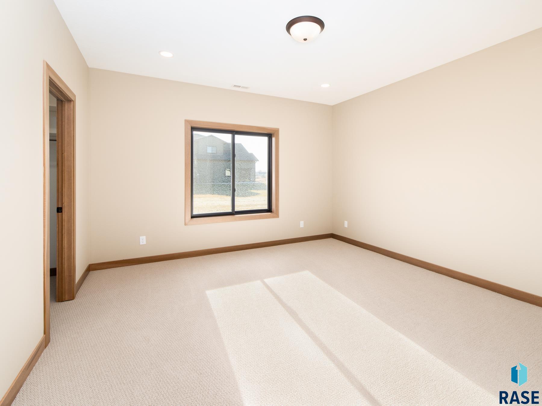 5548 W Colonial Ct