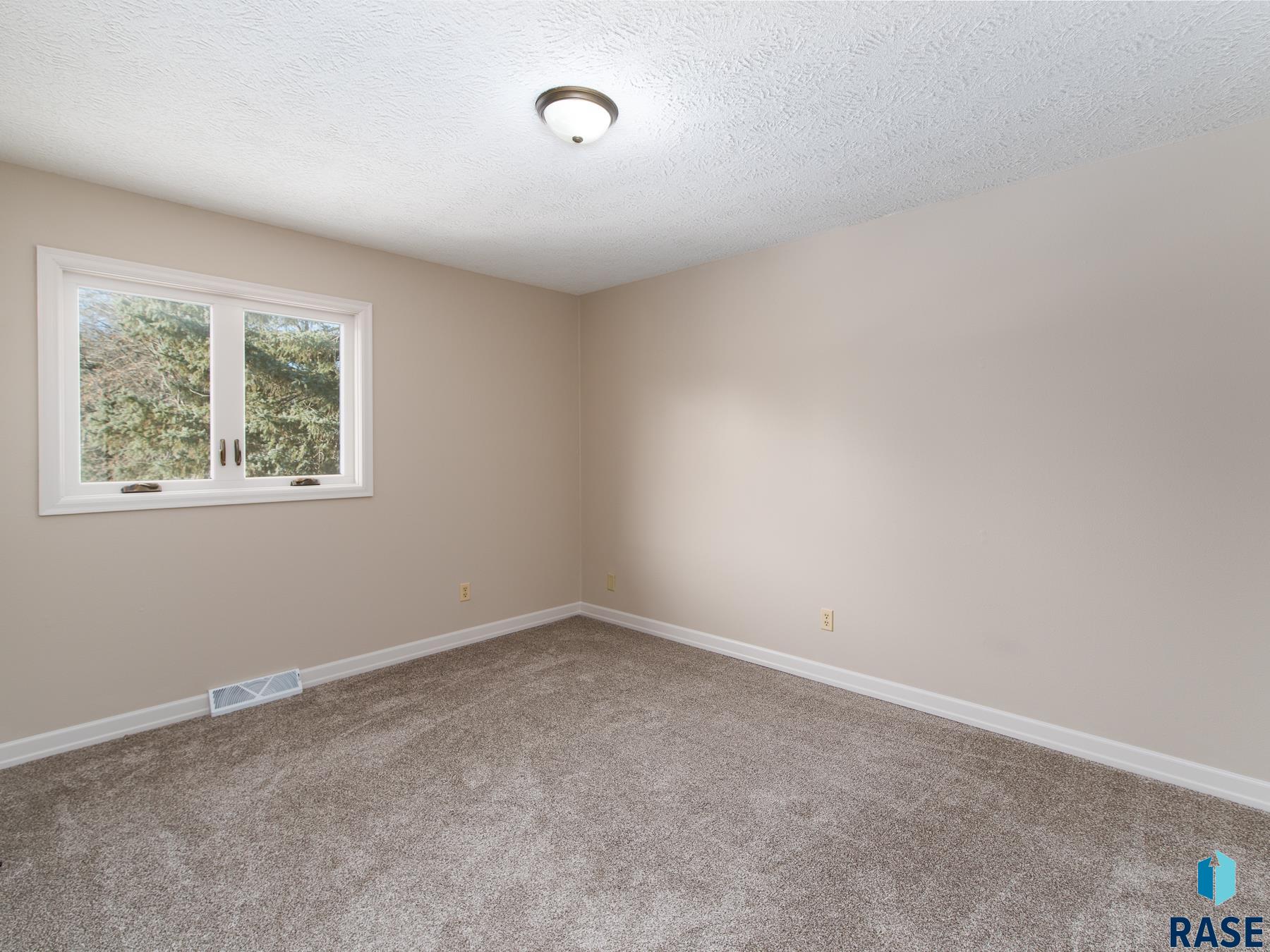 3809 S Slaten Park Dr