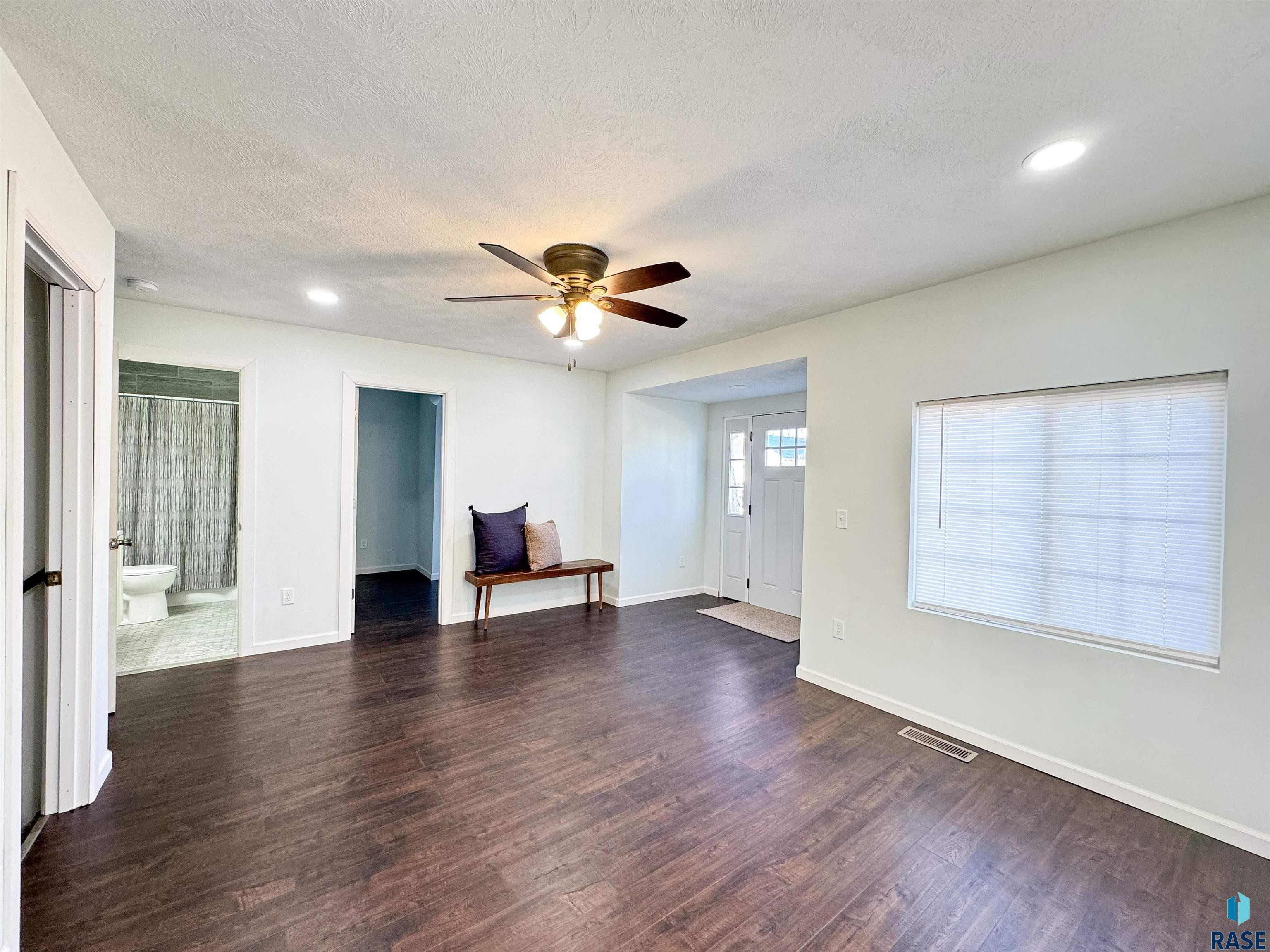 810 N Summit Ave