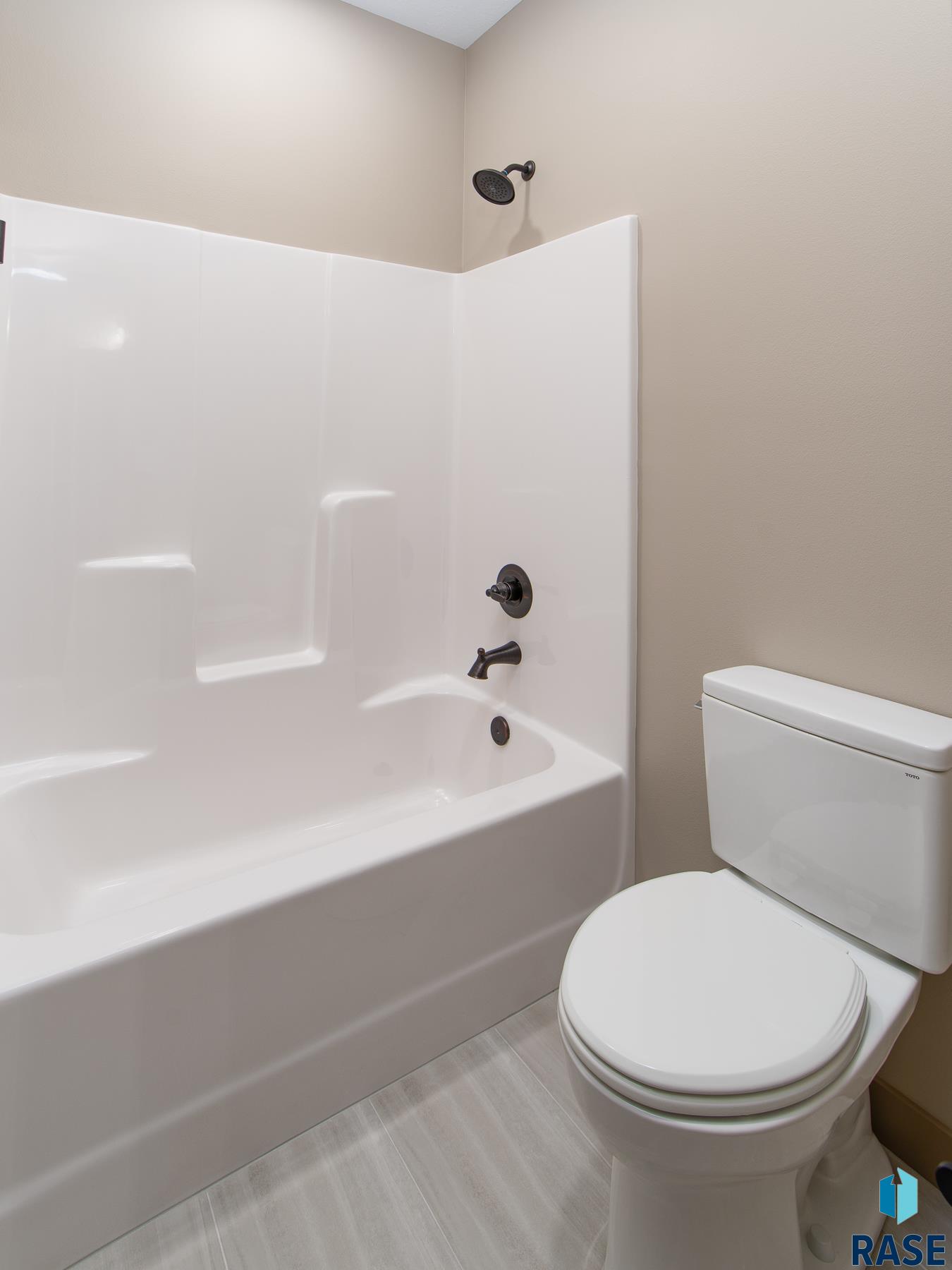 5546 W Colonial Ct