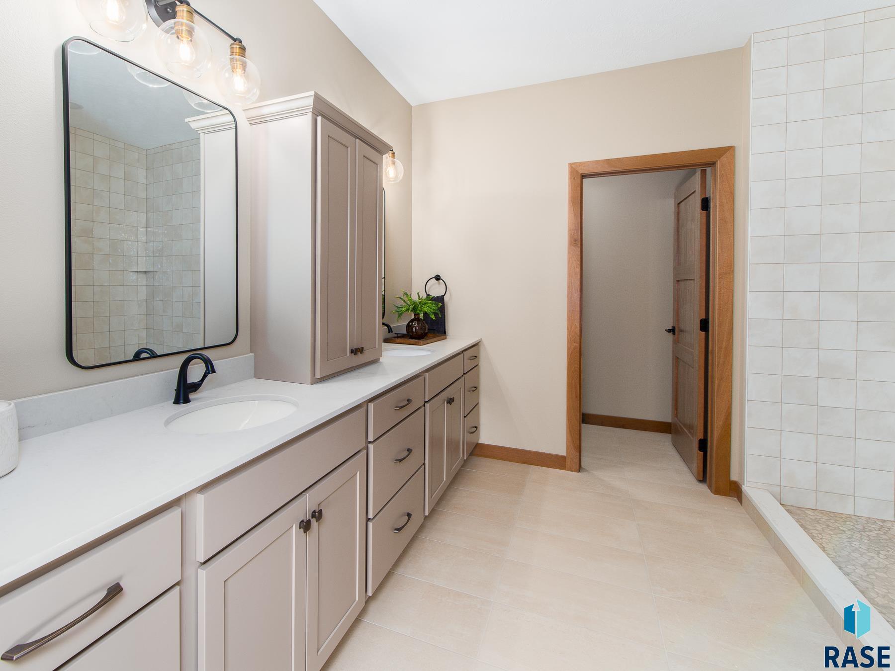 5548 W Colonial Ct