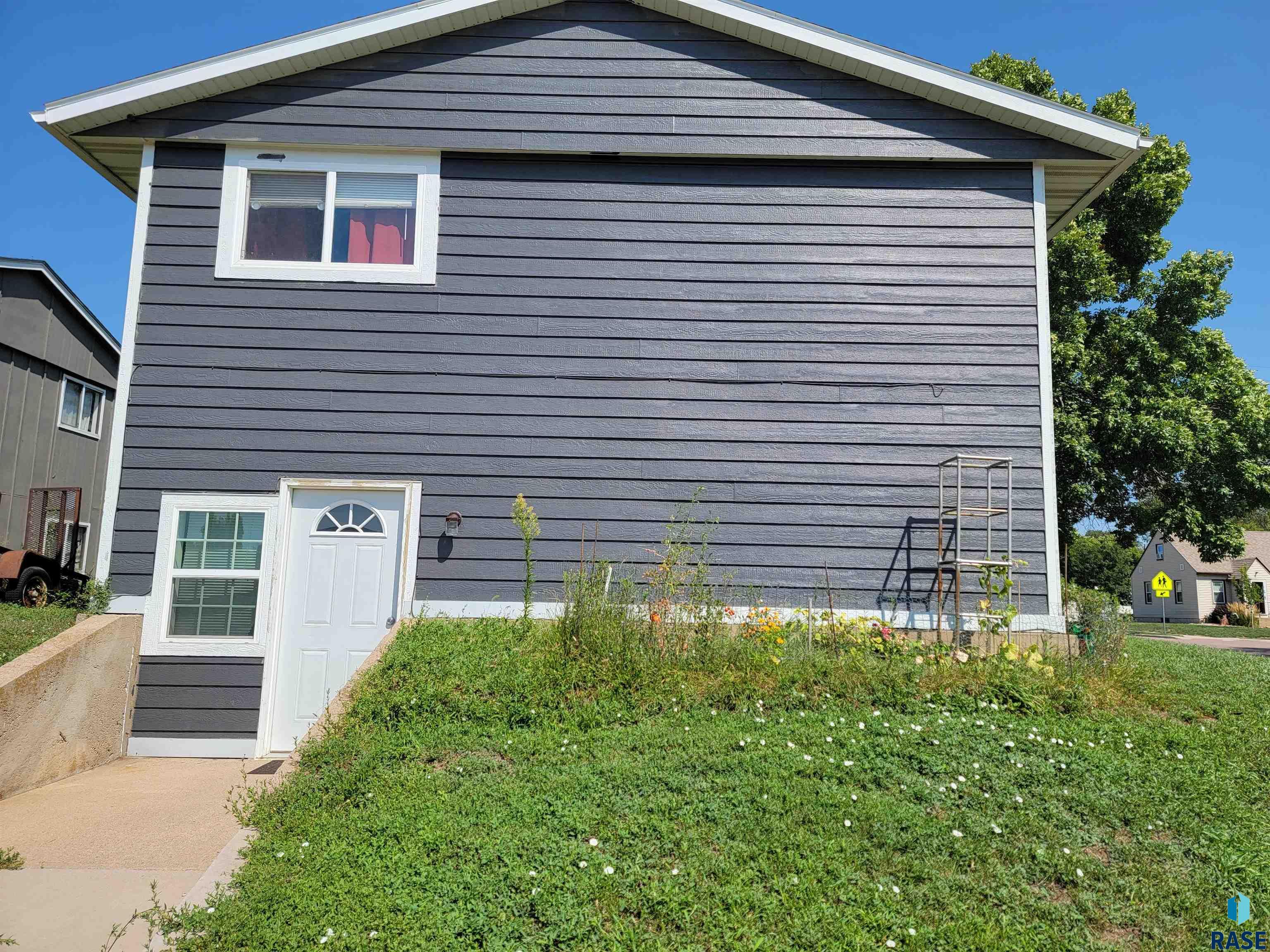 1409 N Blauvelt Ave