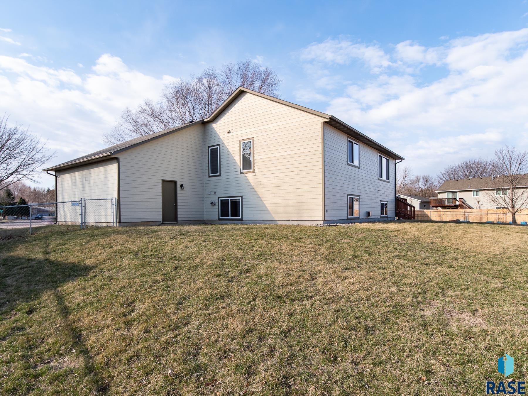 2201 S Arbor Cir