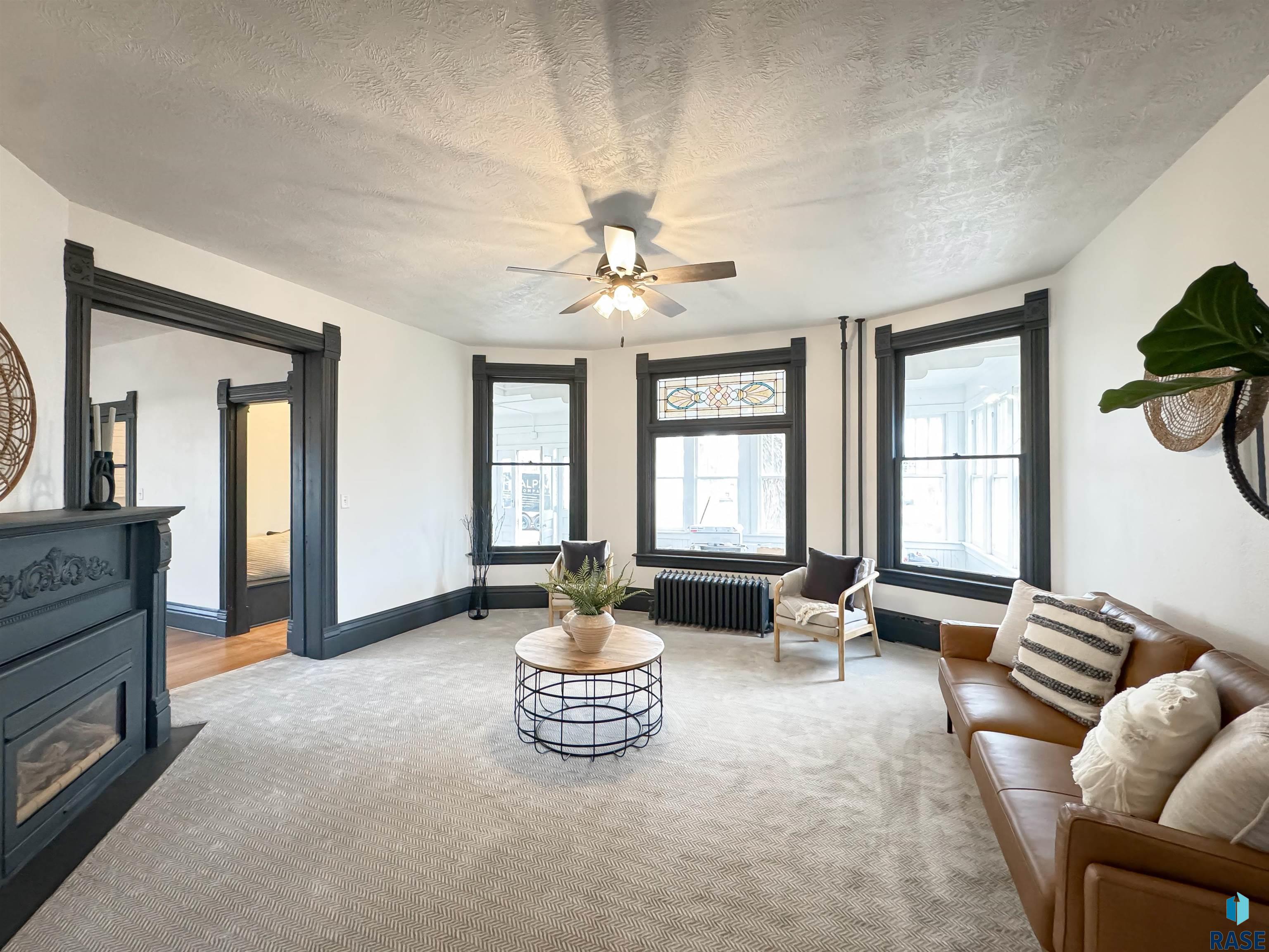261 W 3rd St
