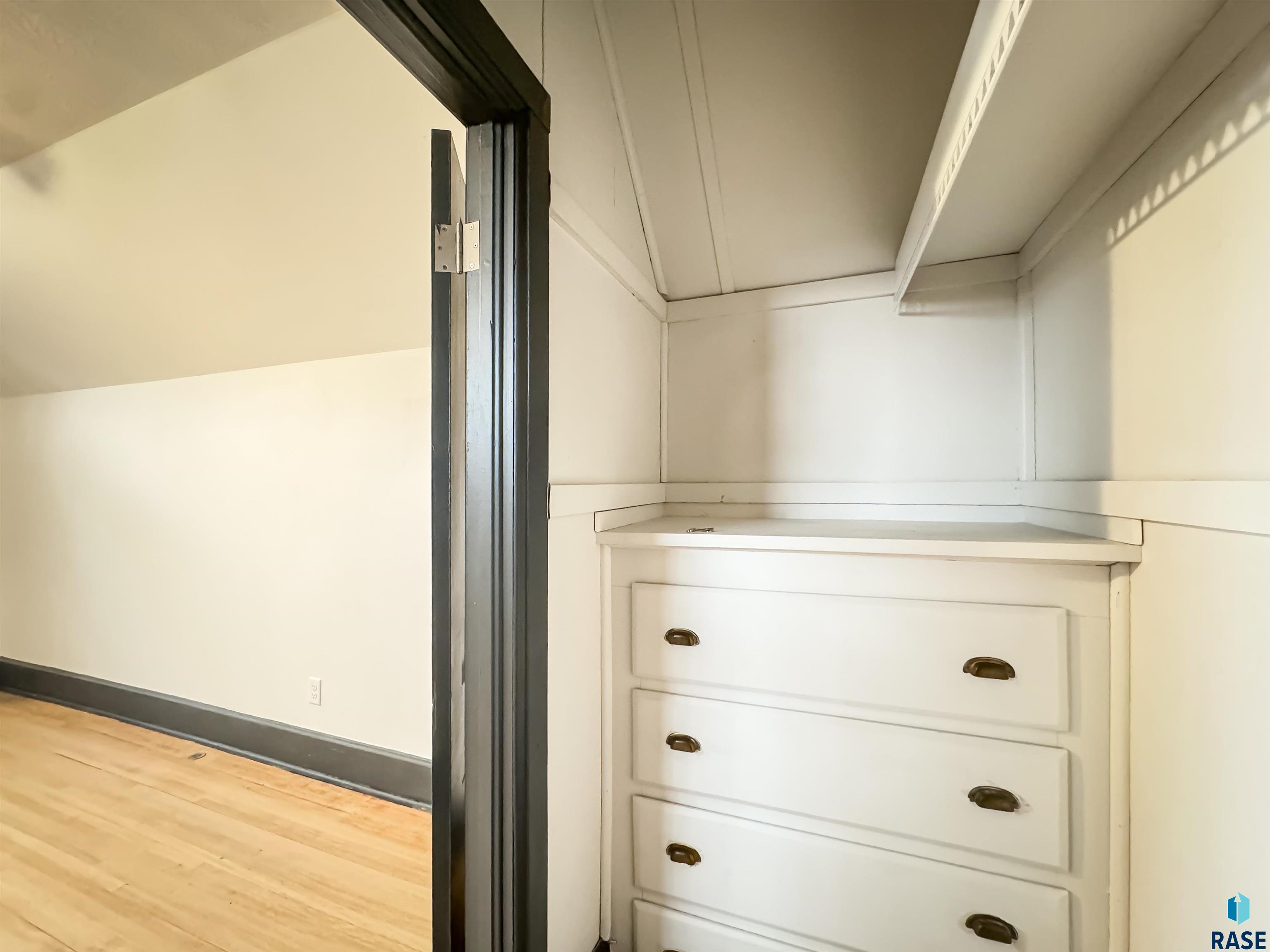 261 W 3rd St
