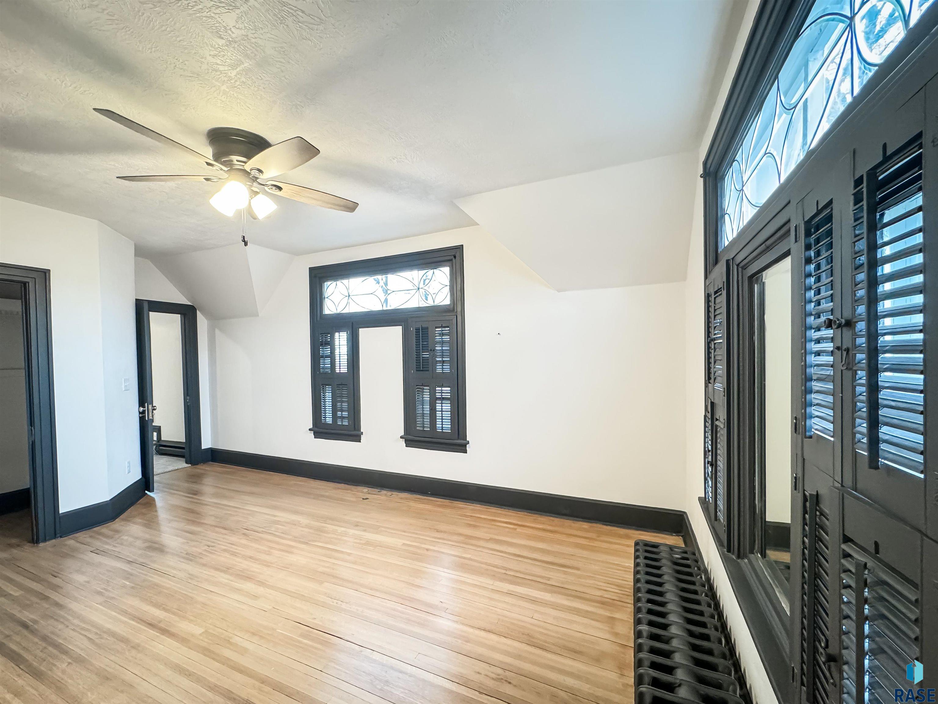 261 W 3rd St