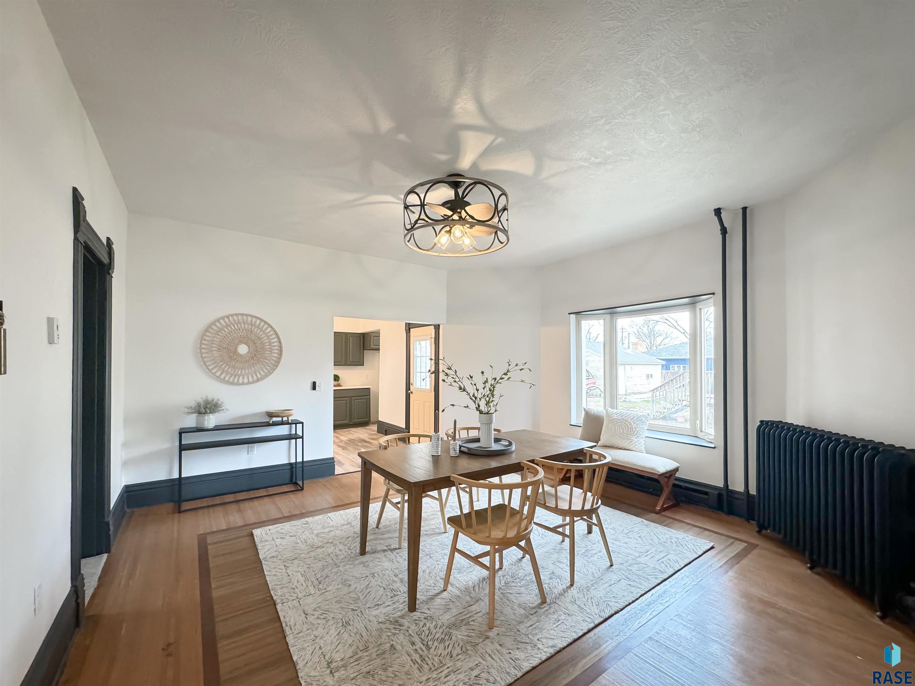 261 W 3rd St