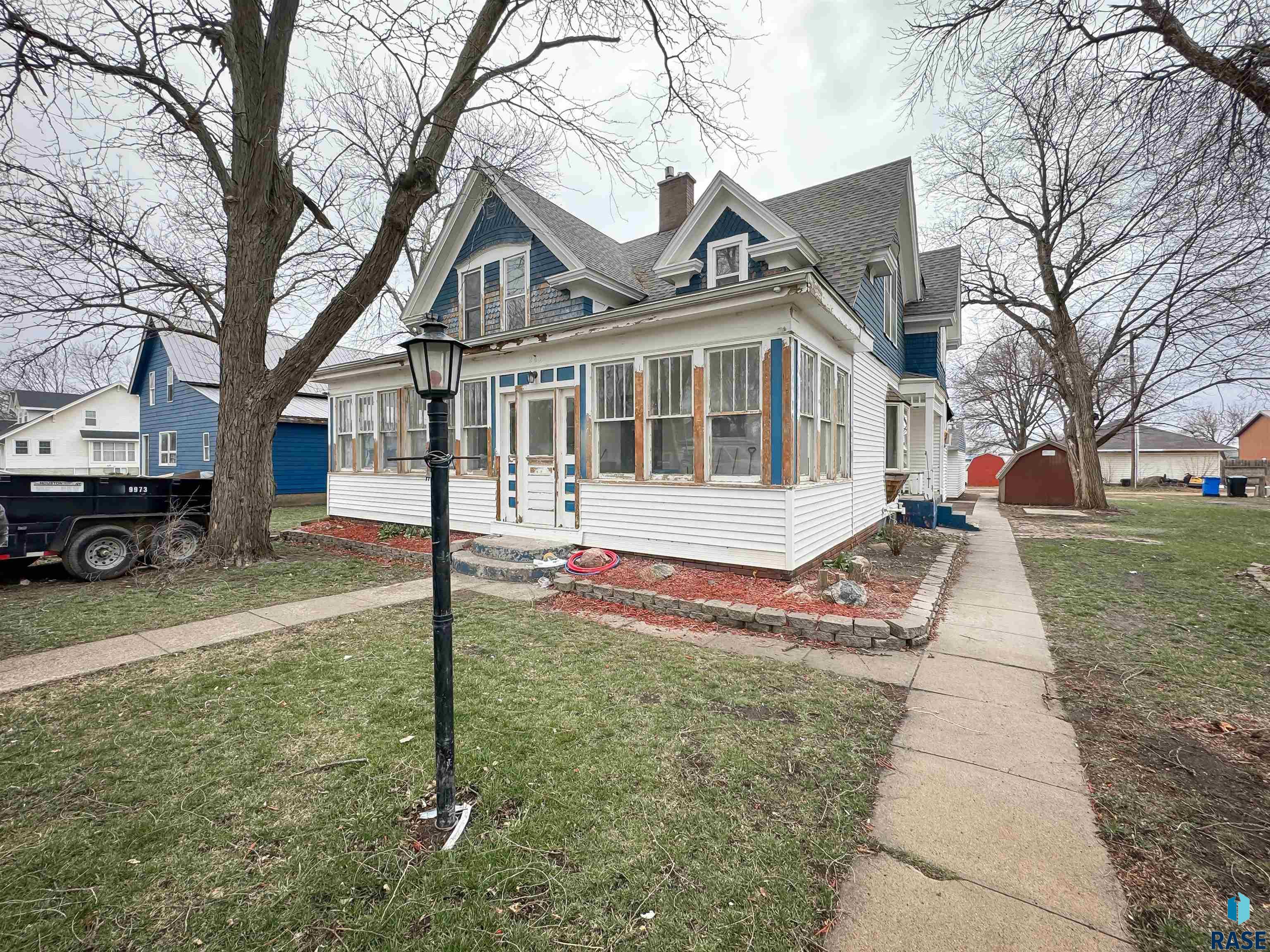 261 W 3rd St