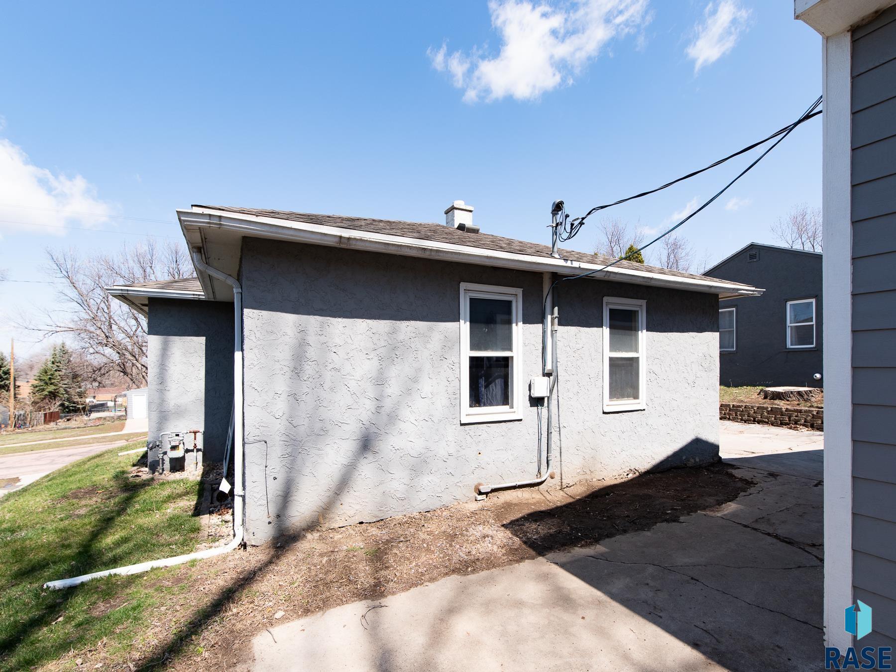 2205 W 15th St