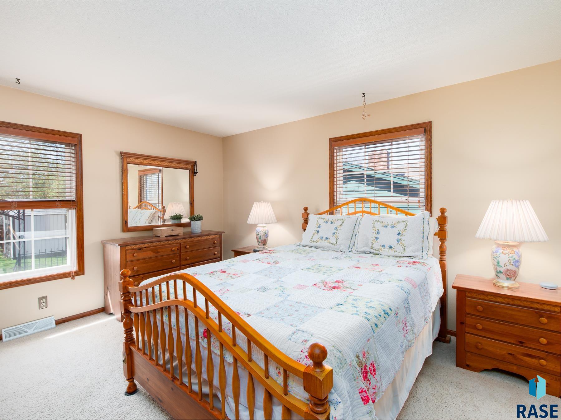 1713 E Ponderosa Dr