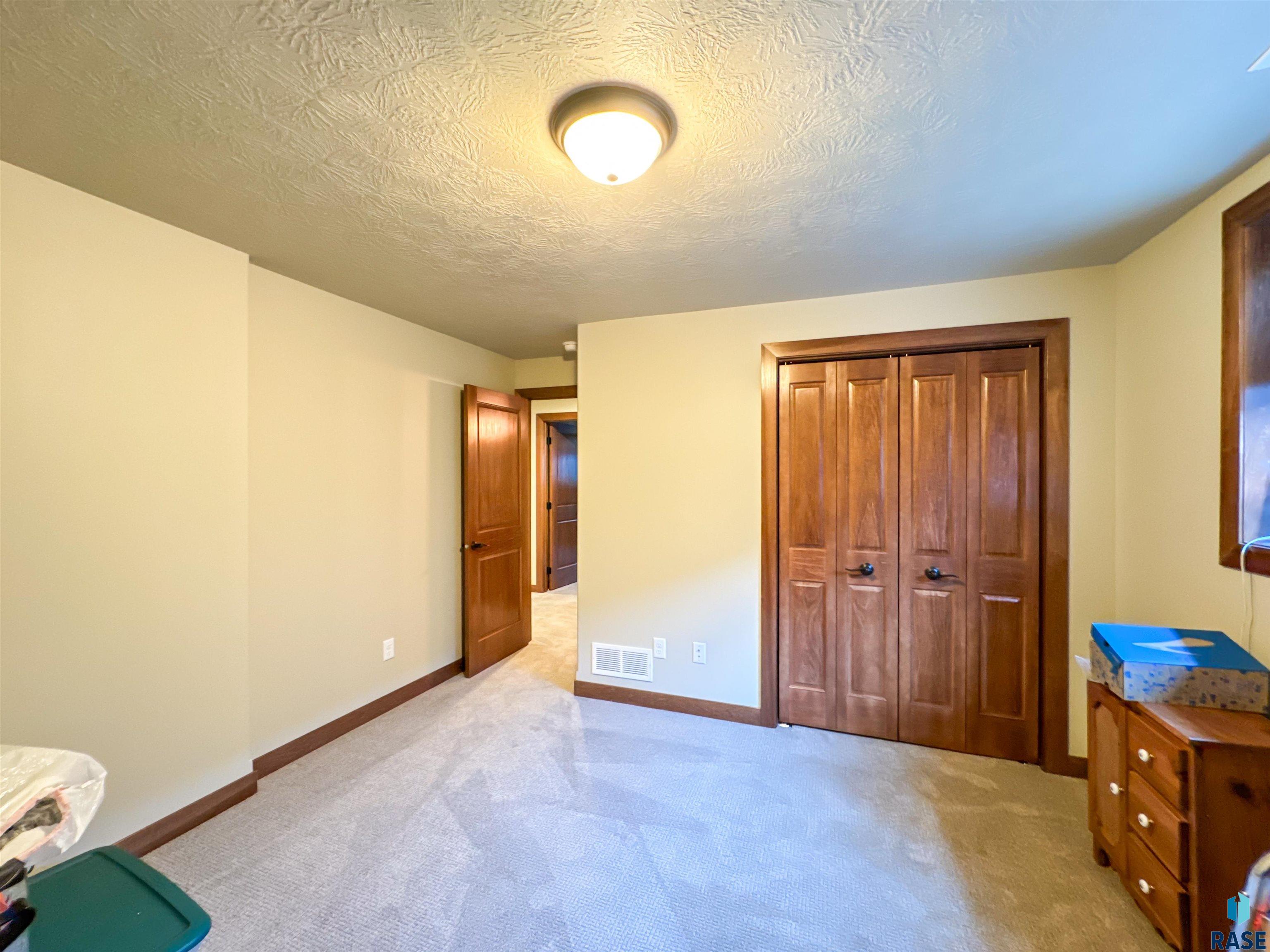 2601 E Sunburst Dr