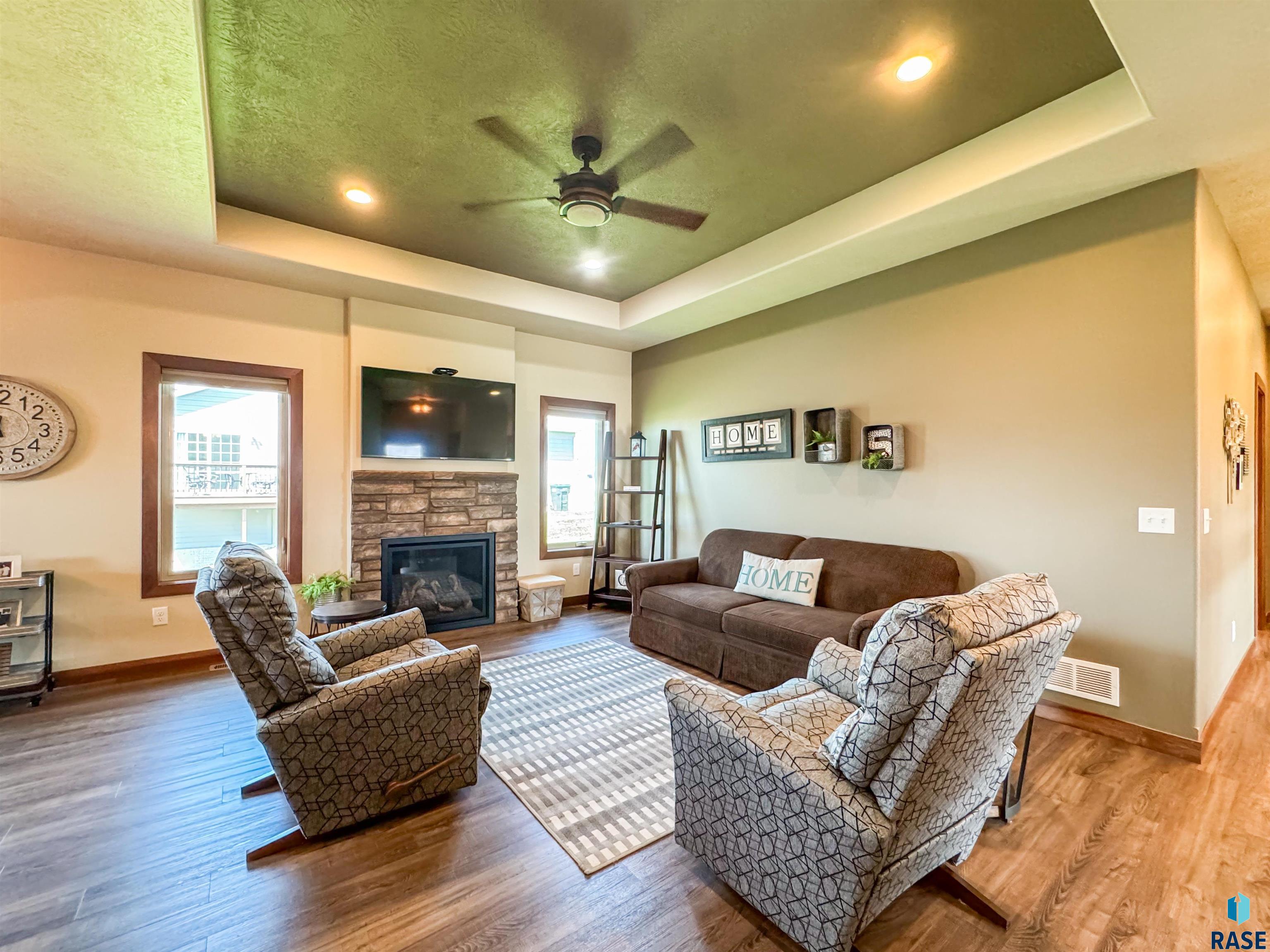 2601 E Sunburst Dr