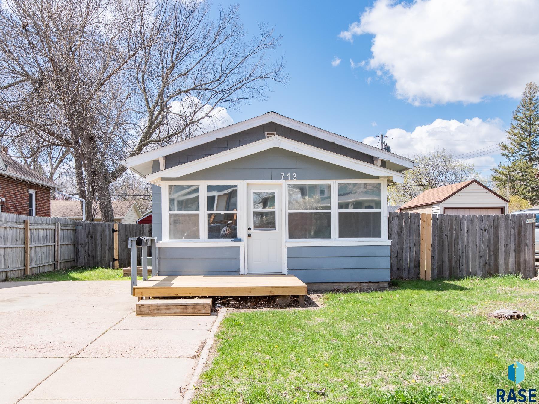 713 S Menlo Ave