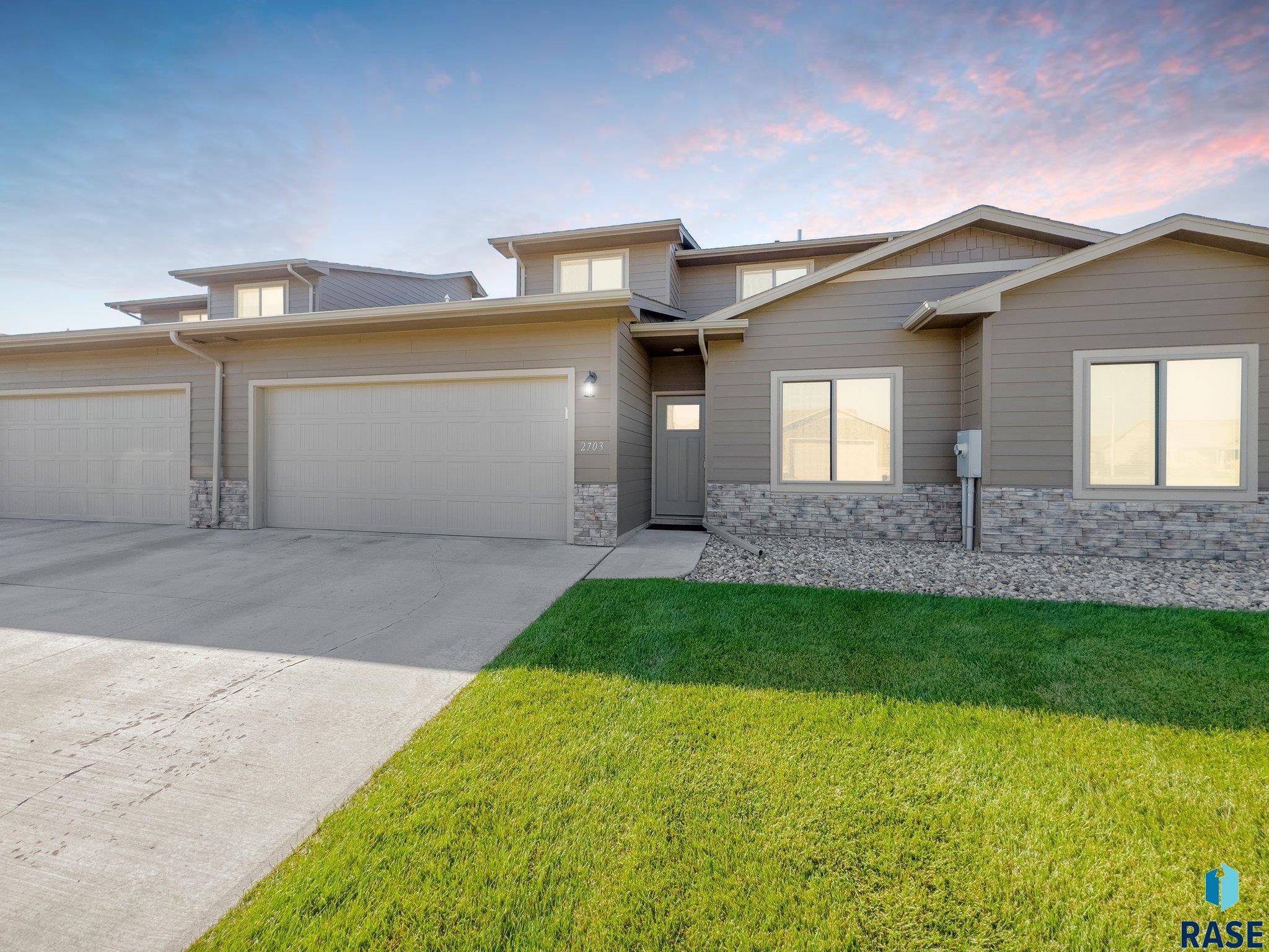 2703 E Meadowside Pl