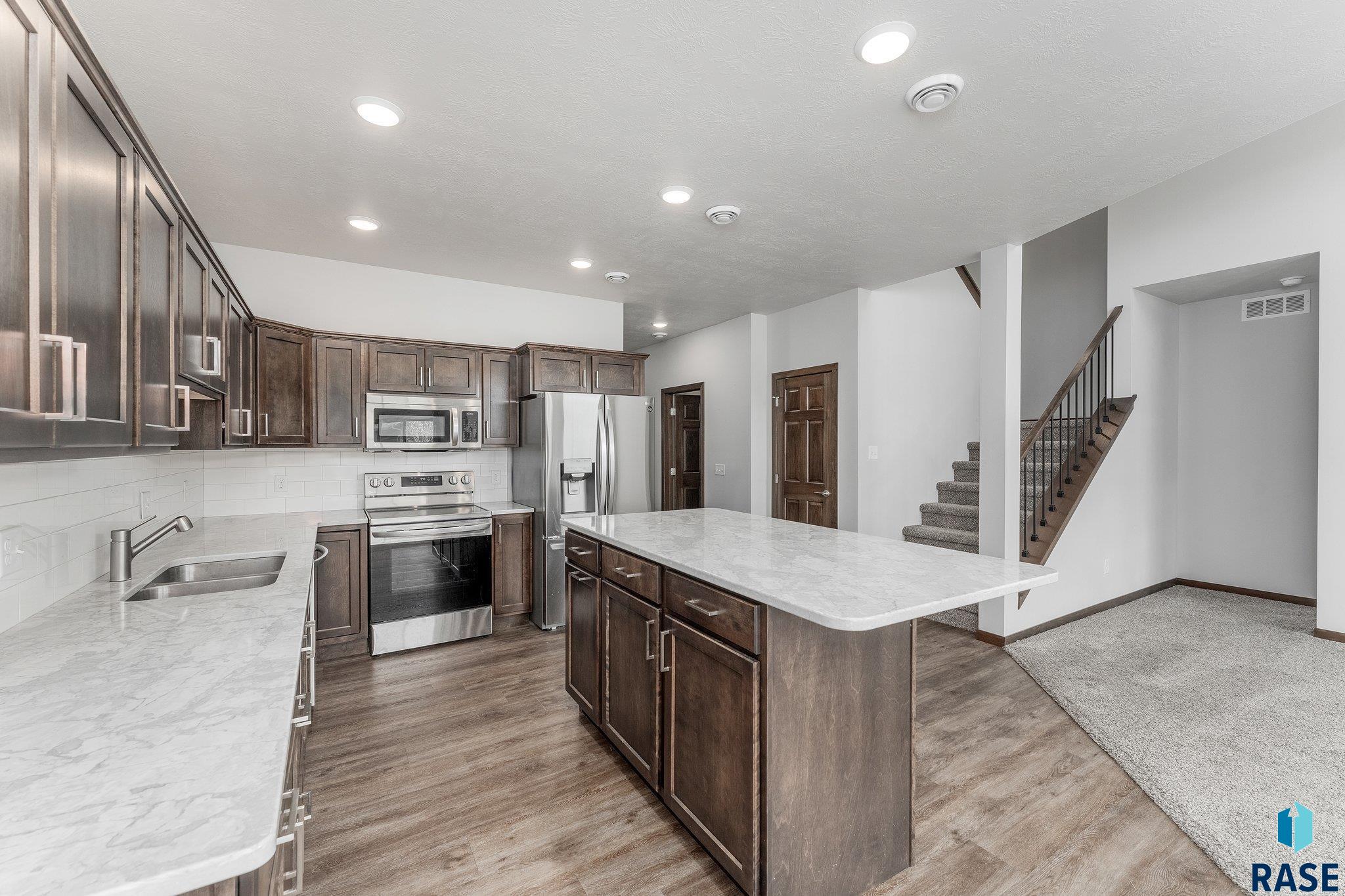 2703 E Meadowside Pl