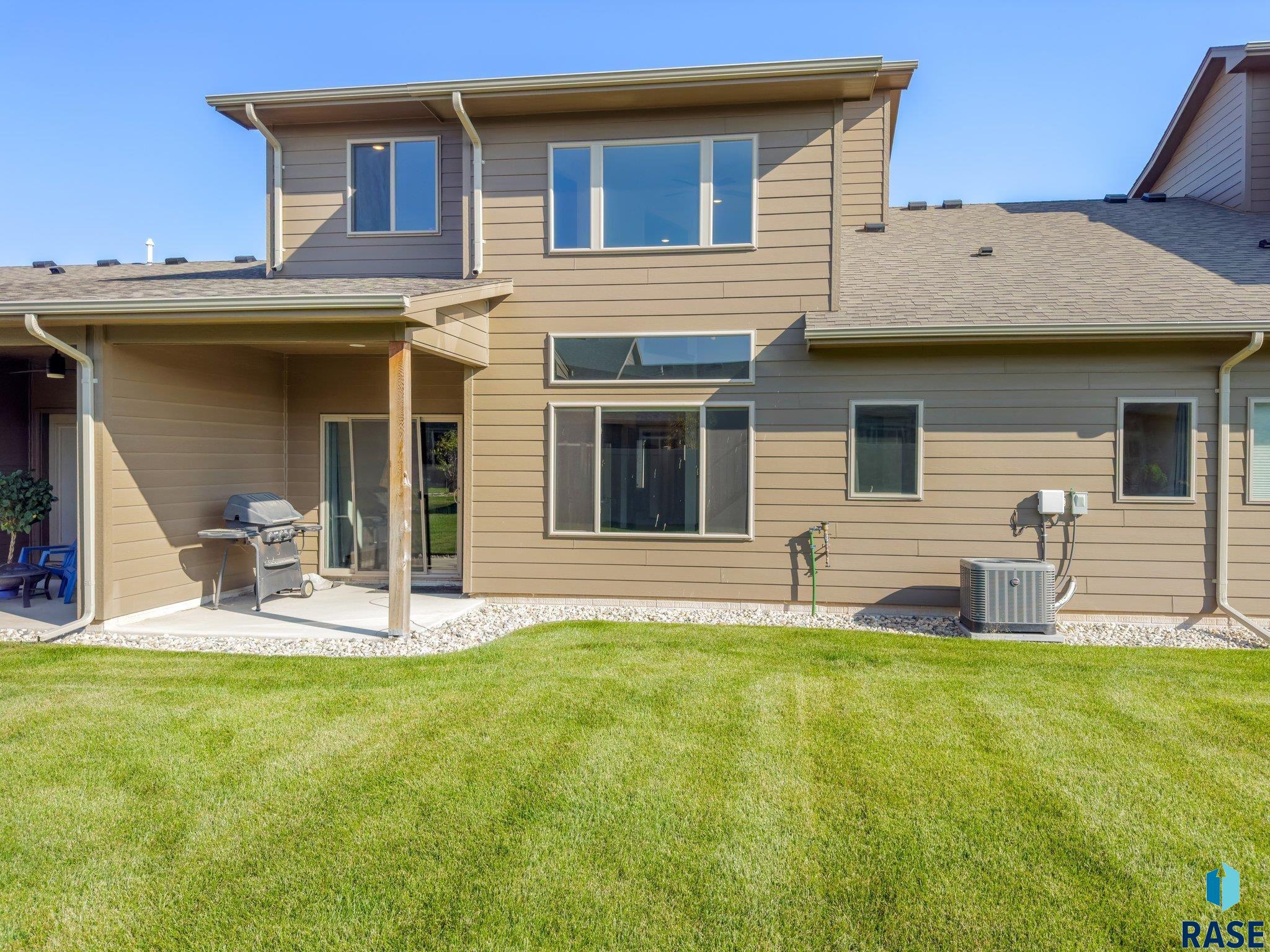 2703 E Meadowside Pl