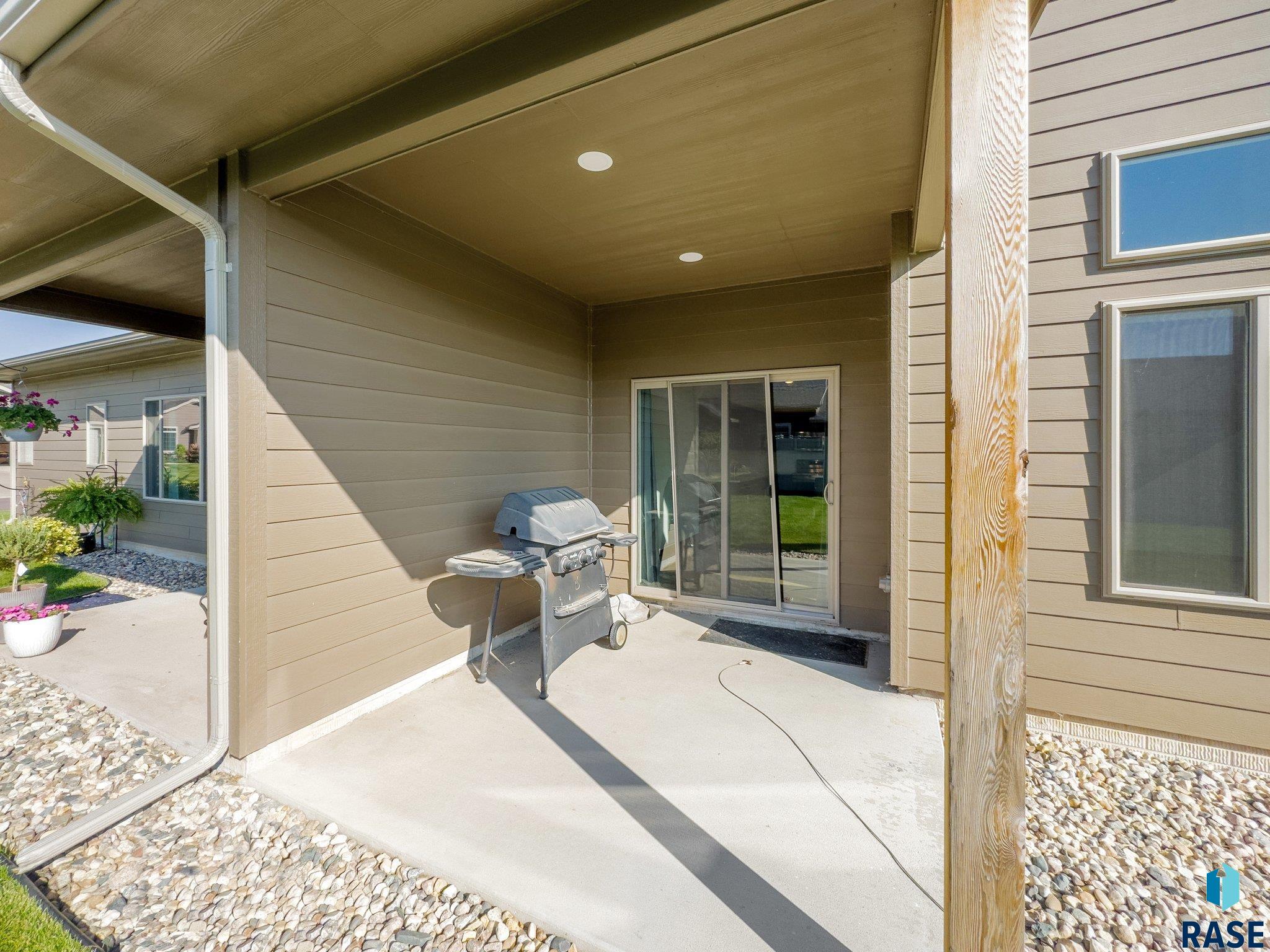 2703 E Meadowside Pl