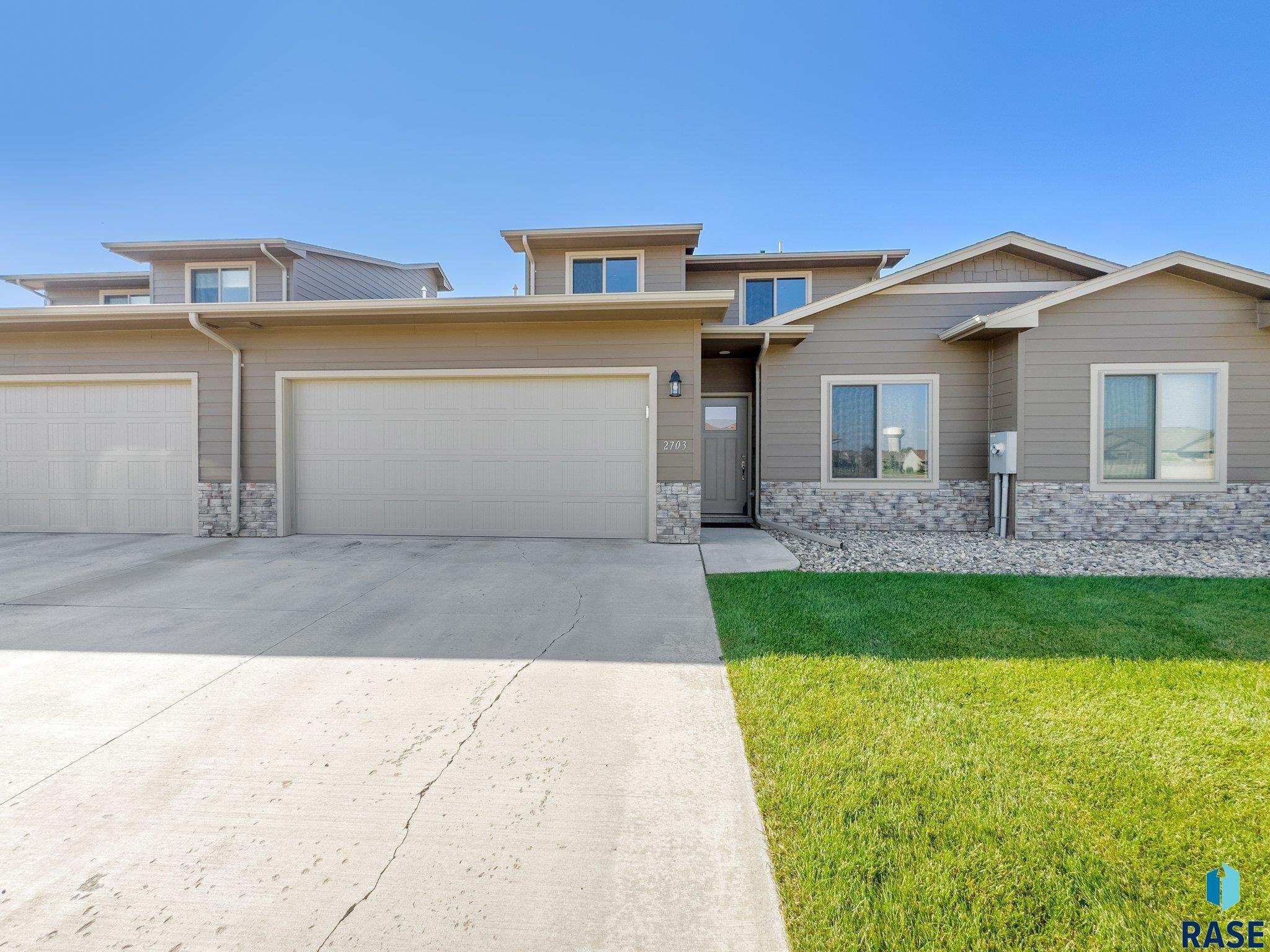 2703 E Meadowside Pl