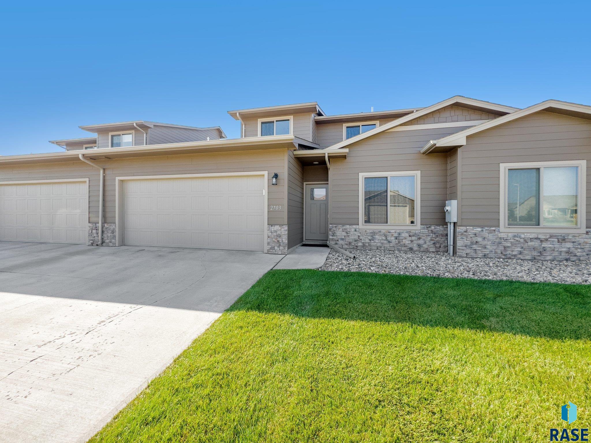 2703 E Meadowside Pl