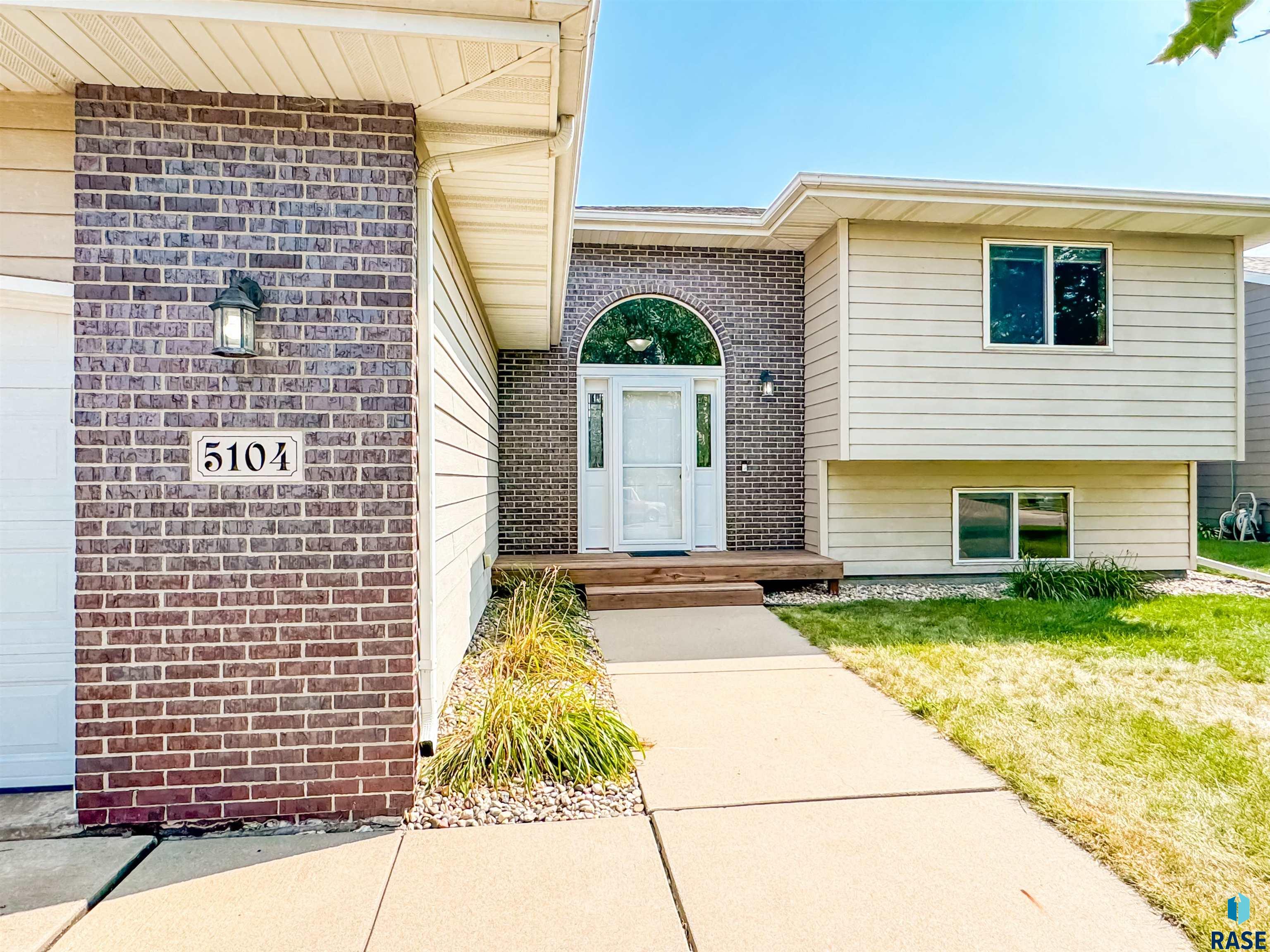 5104 S Sarmar Ave