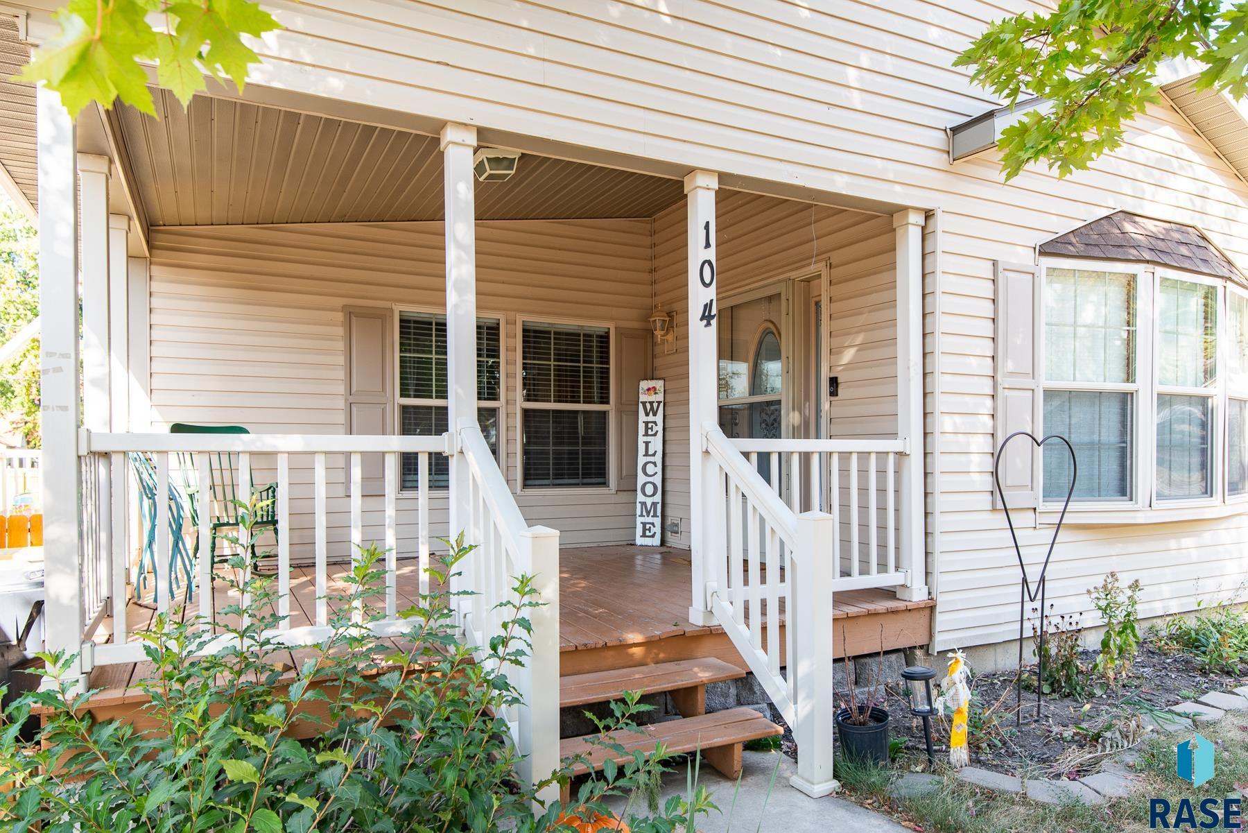 104 2nd St E