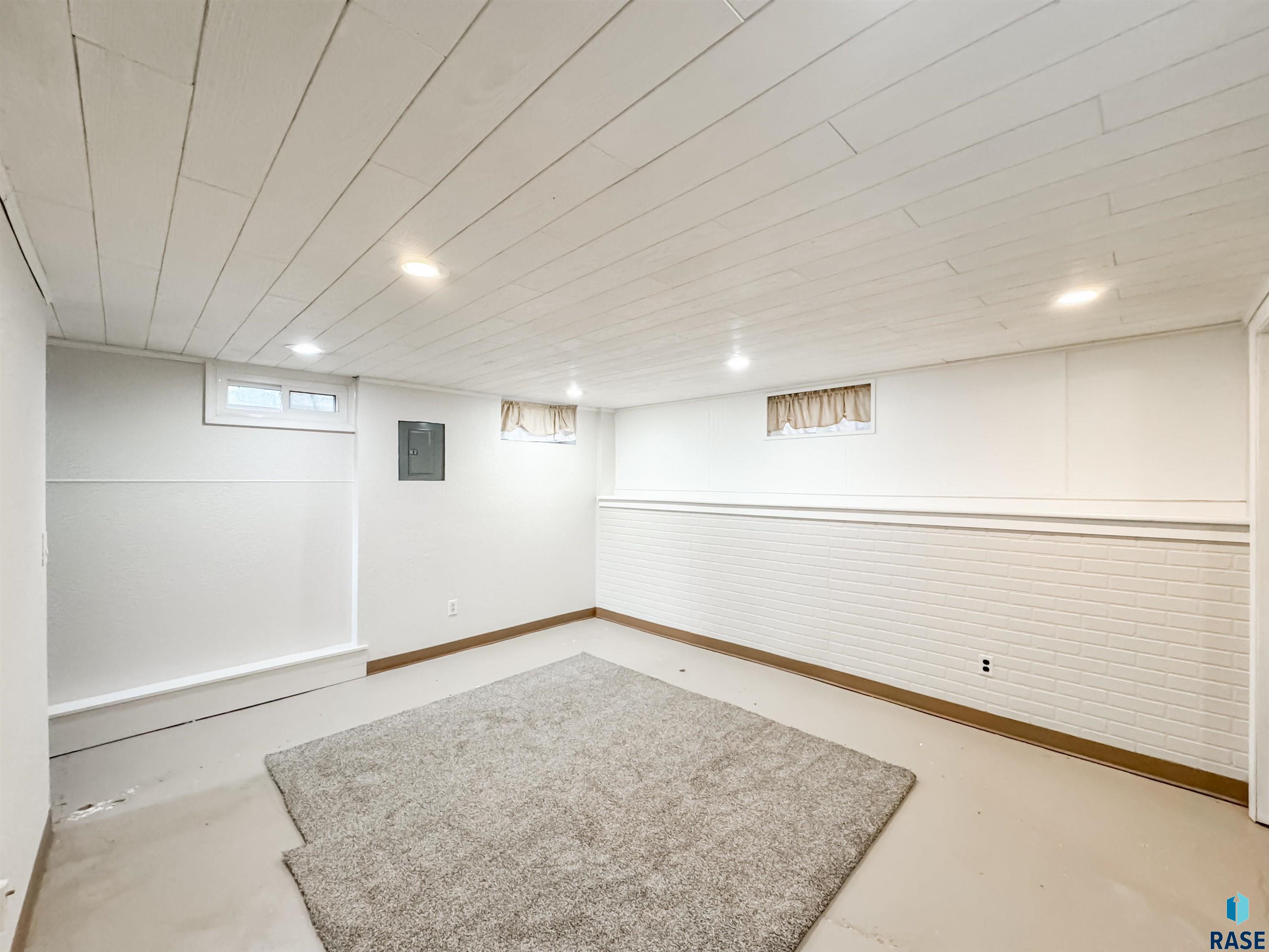 3020 E Claudette Dr