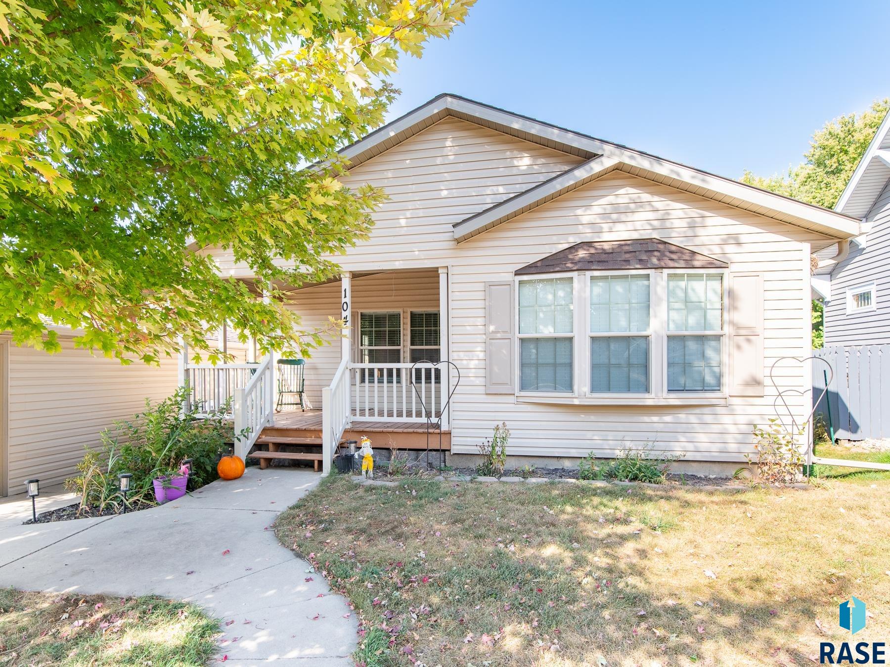 104 2nd St E