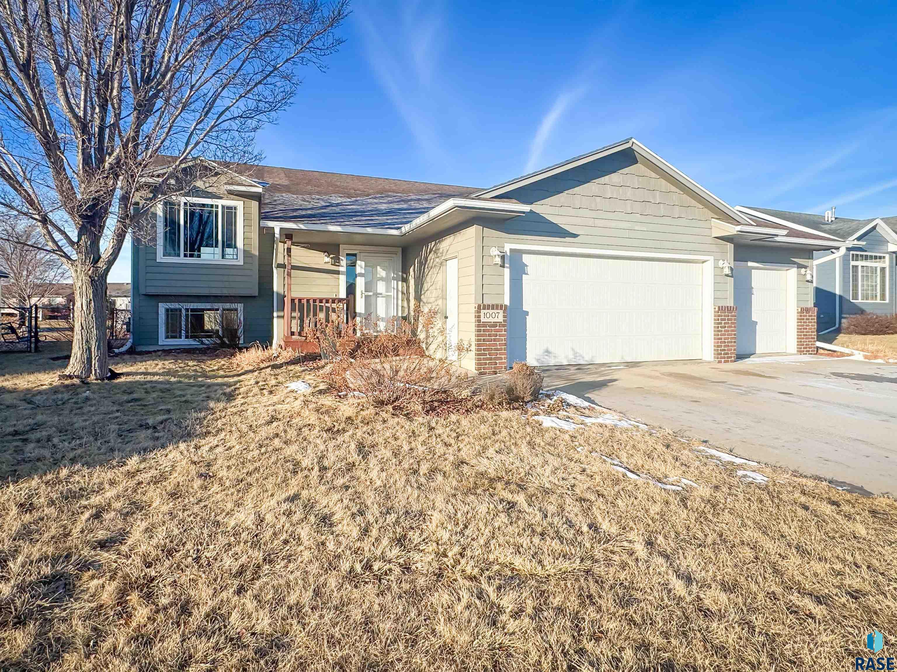 1007 Honeysuckle Dr