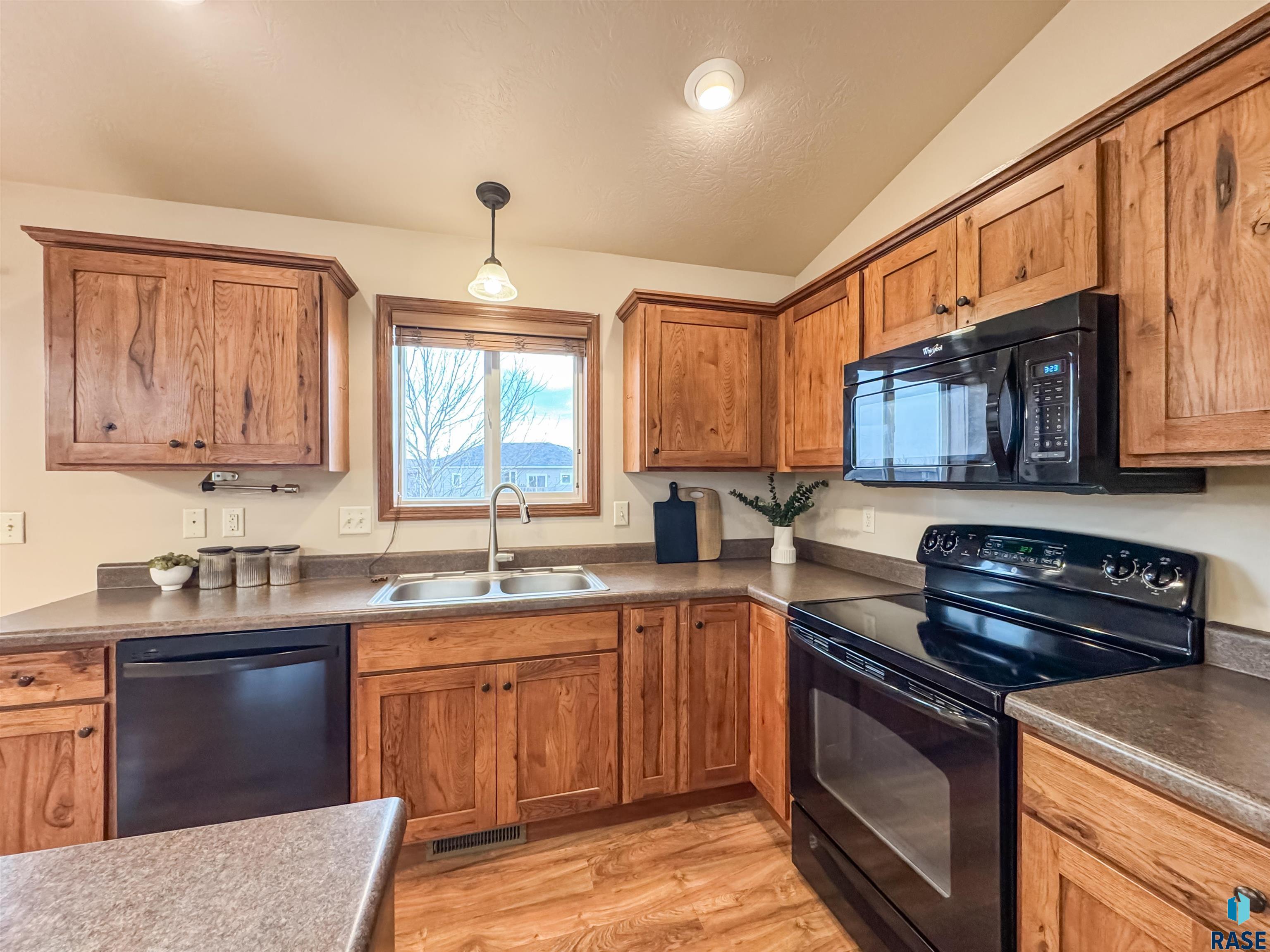 1007 Honeysuckle Dr