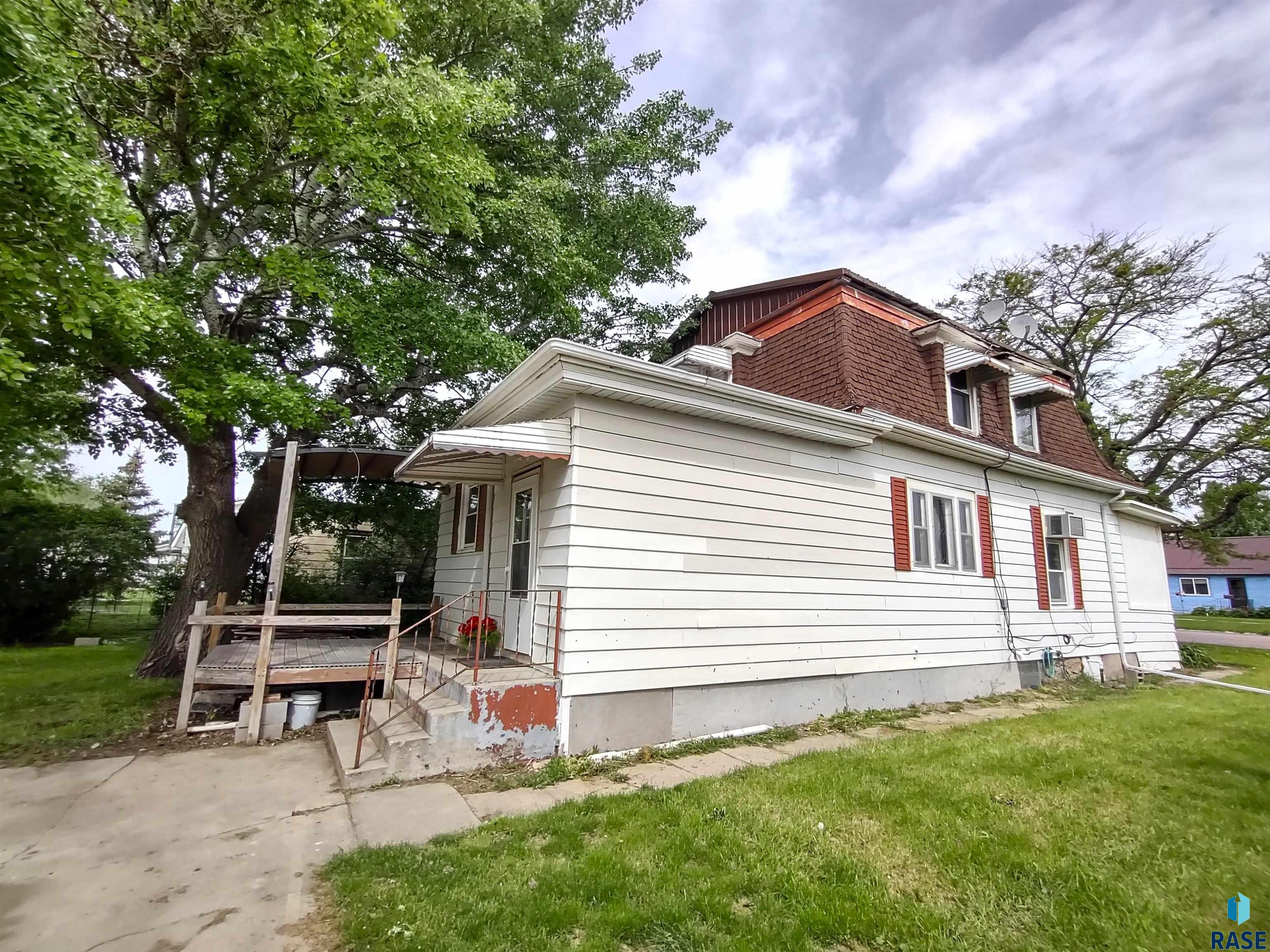522 E 2nd St