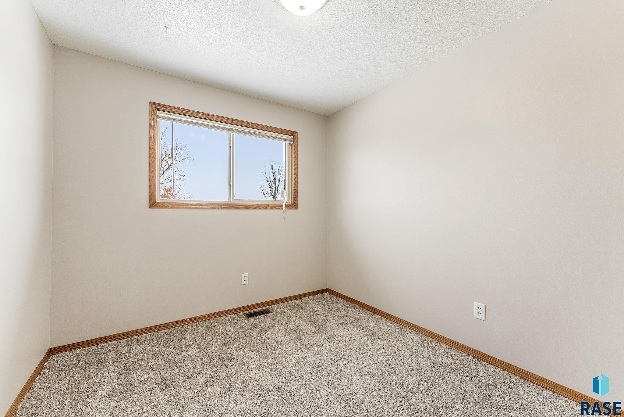 804 Lois Ln
