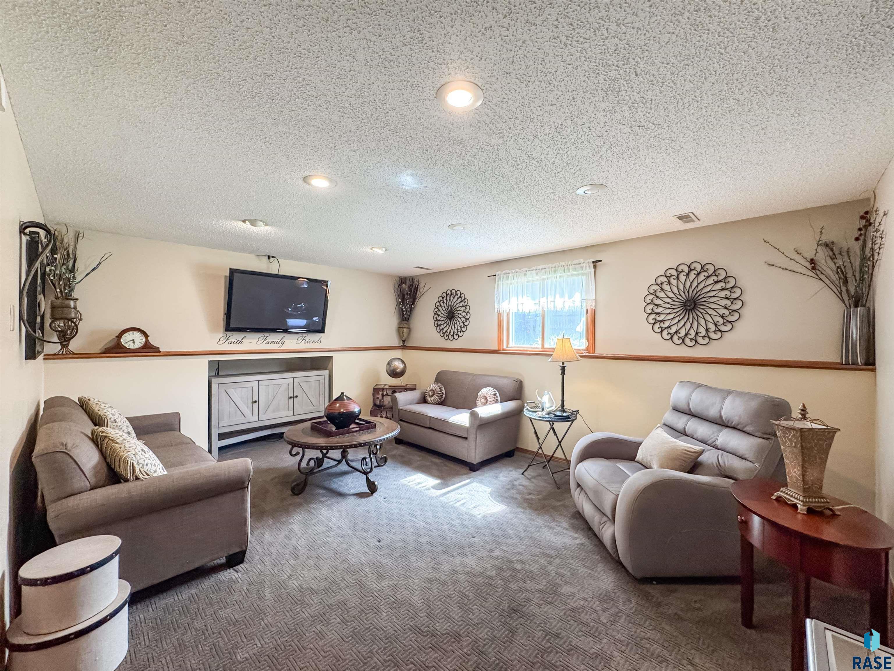 2204 S Melanie Ln